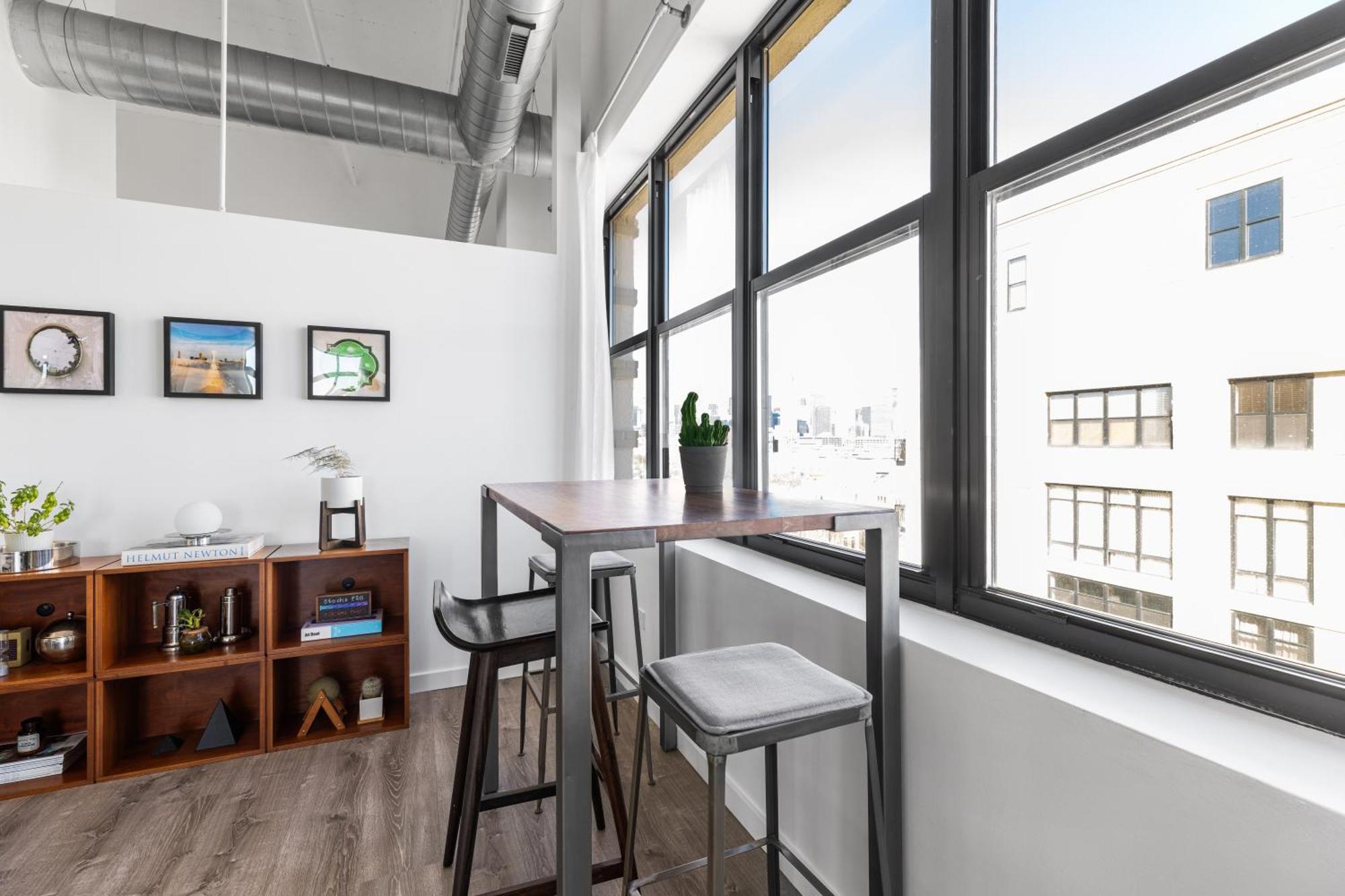 Apartment Modern Historic Loft 19ft Ceilings, Gym, Heated Parking, Skyline Views, Balcony Chicago