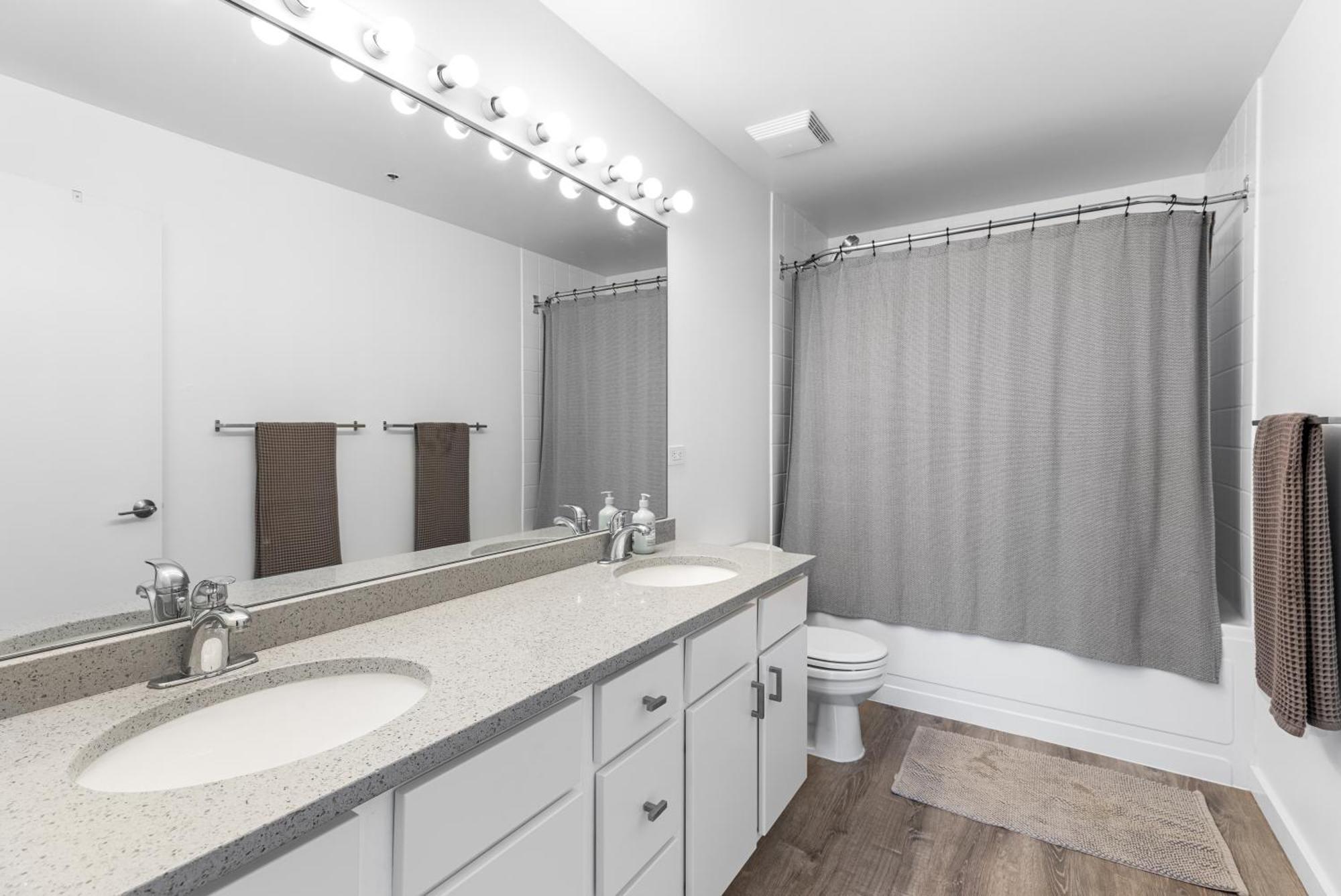 Modern Historic Loft 19ft Ceilings, Gym, Heated Parking, Skyline Views, Balcony Apartment