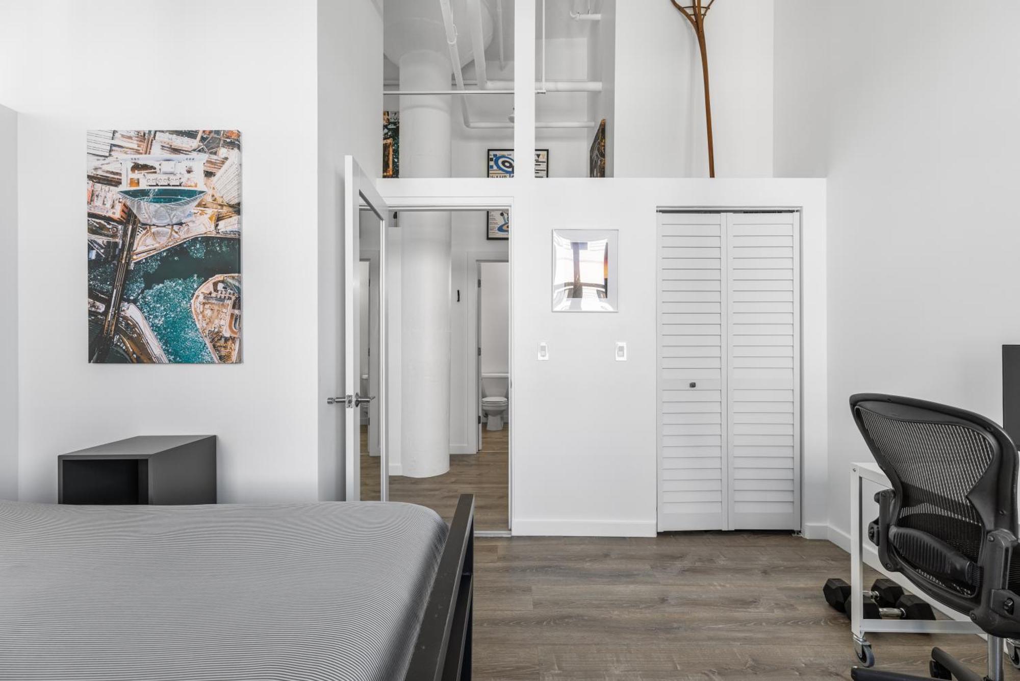 Apartment Modern Historic Loft 19ft Ceilings, Gym, Heated Parking, Skyline Views, Balcony Chicago