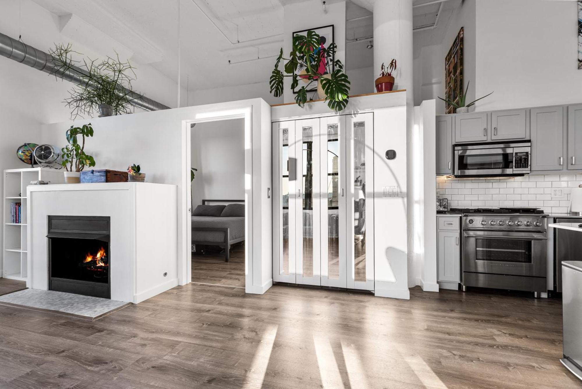 Modern Historic Loft 19ft Ceilings, Gym, Heated Parking, Skyline Views, Balcony Chicago