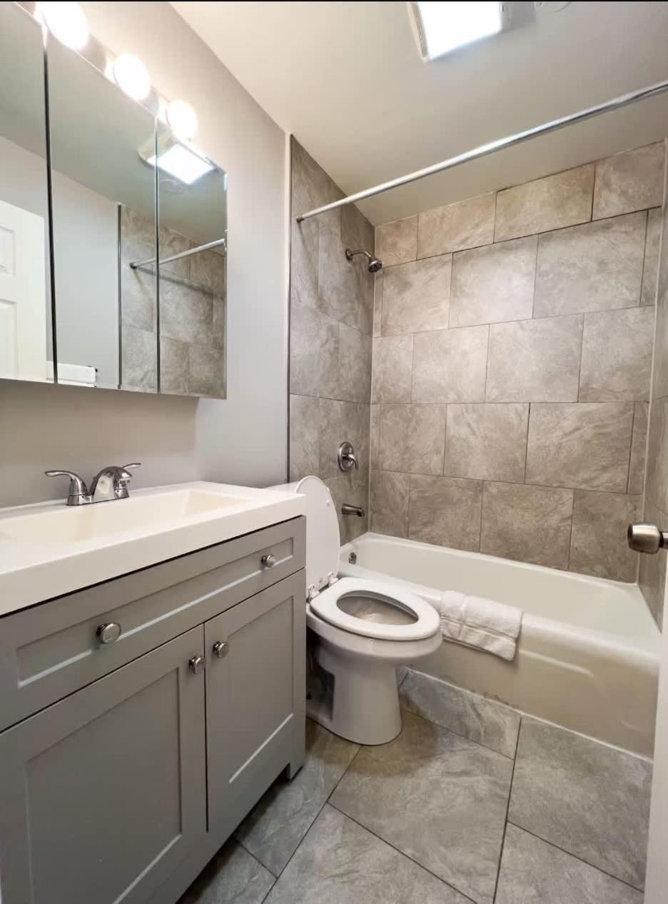 Modern 1br Free Parking Spot Apartment *