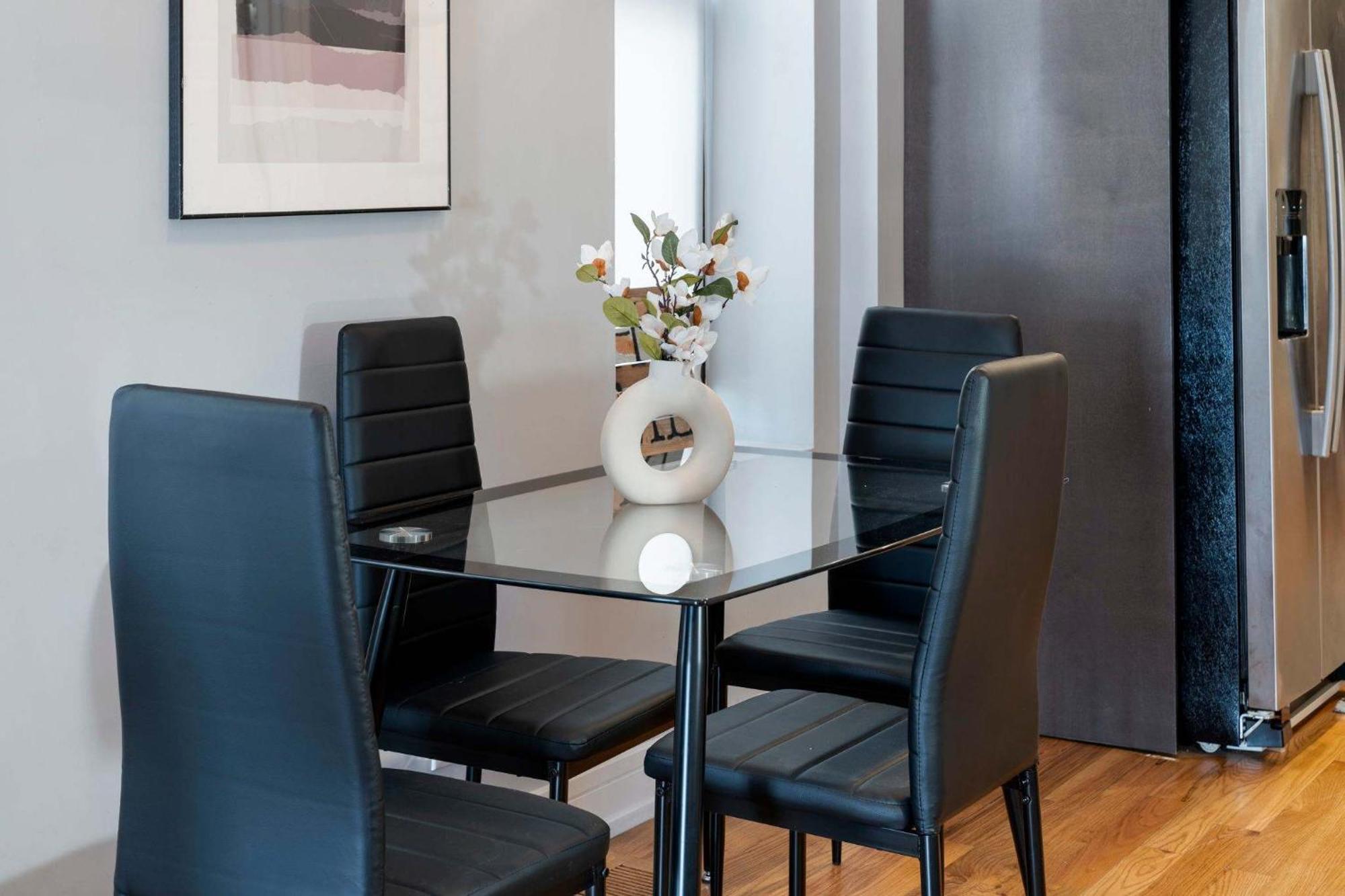 Cozy 2 Bed By West Loop With Parking & Laundry Apartment
