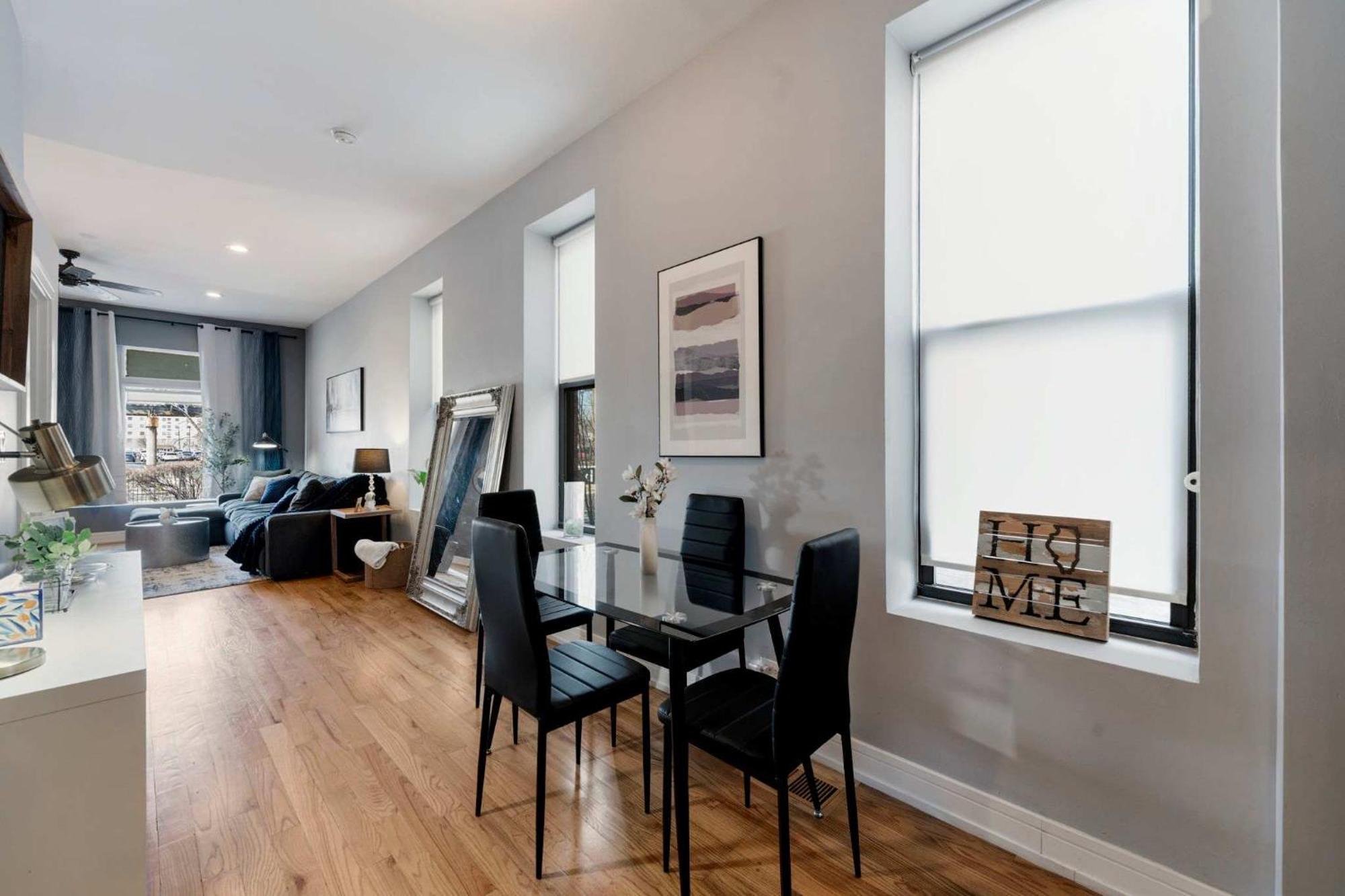 Cozy 2 Bed By West Loop With Parking & Laundry Apartment