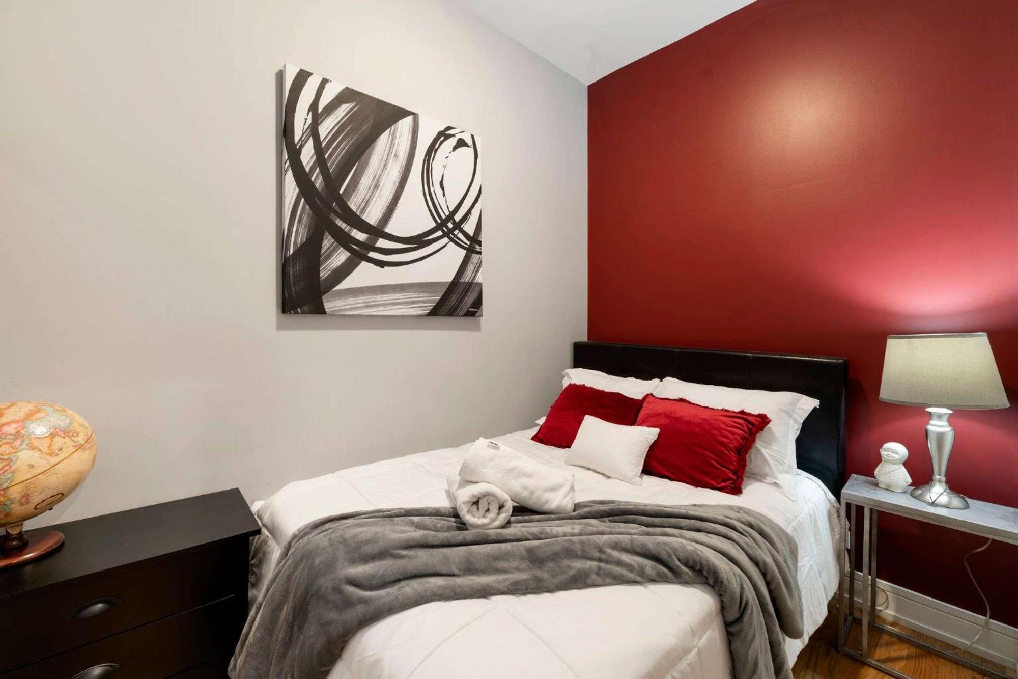 Cozy 2 Bed By West Loop With Parking & Laundry