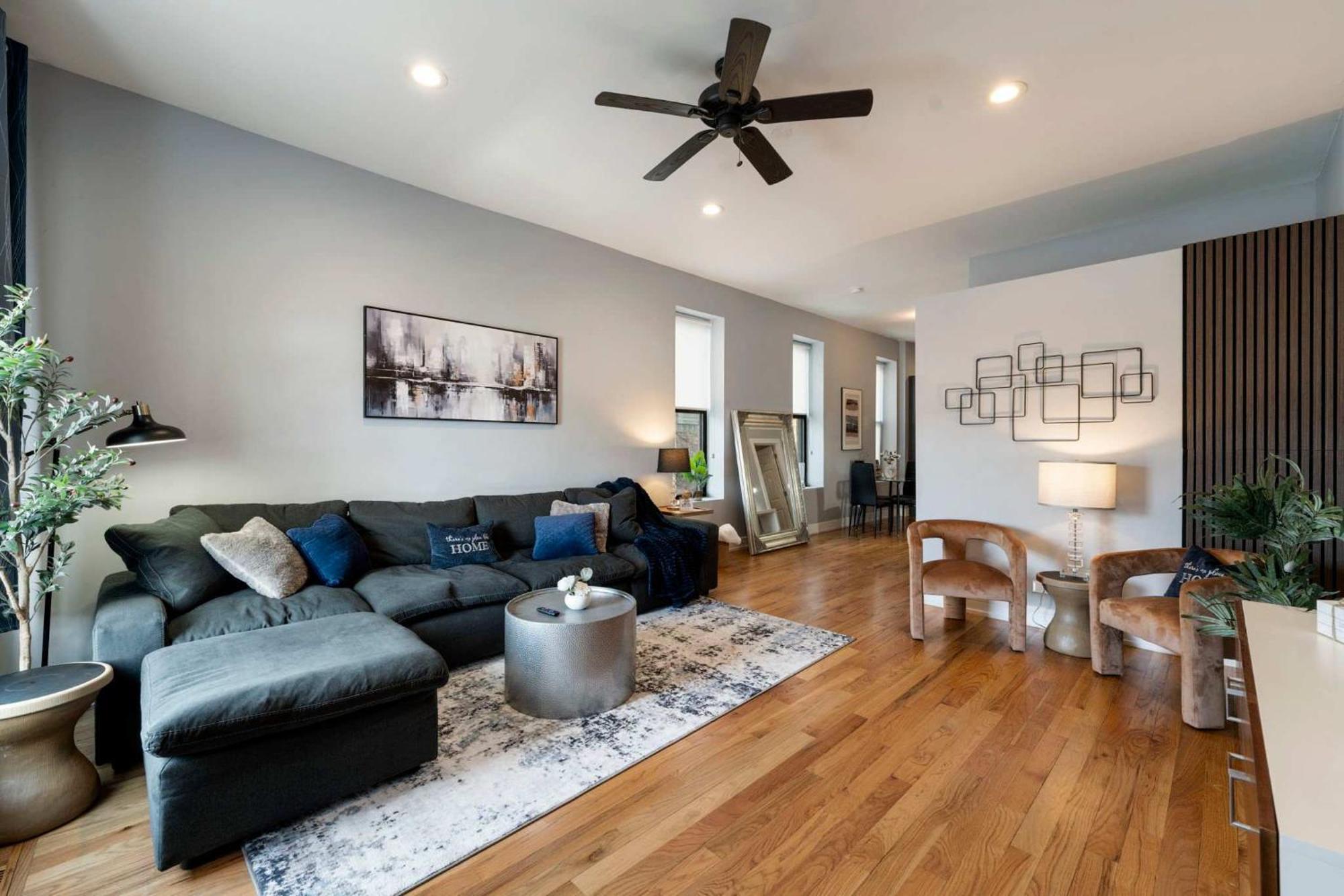 Cozy 2 Bed By West Loop With Parking & Laundry Apartment