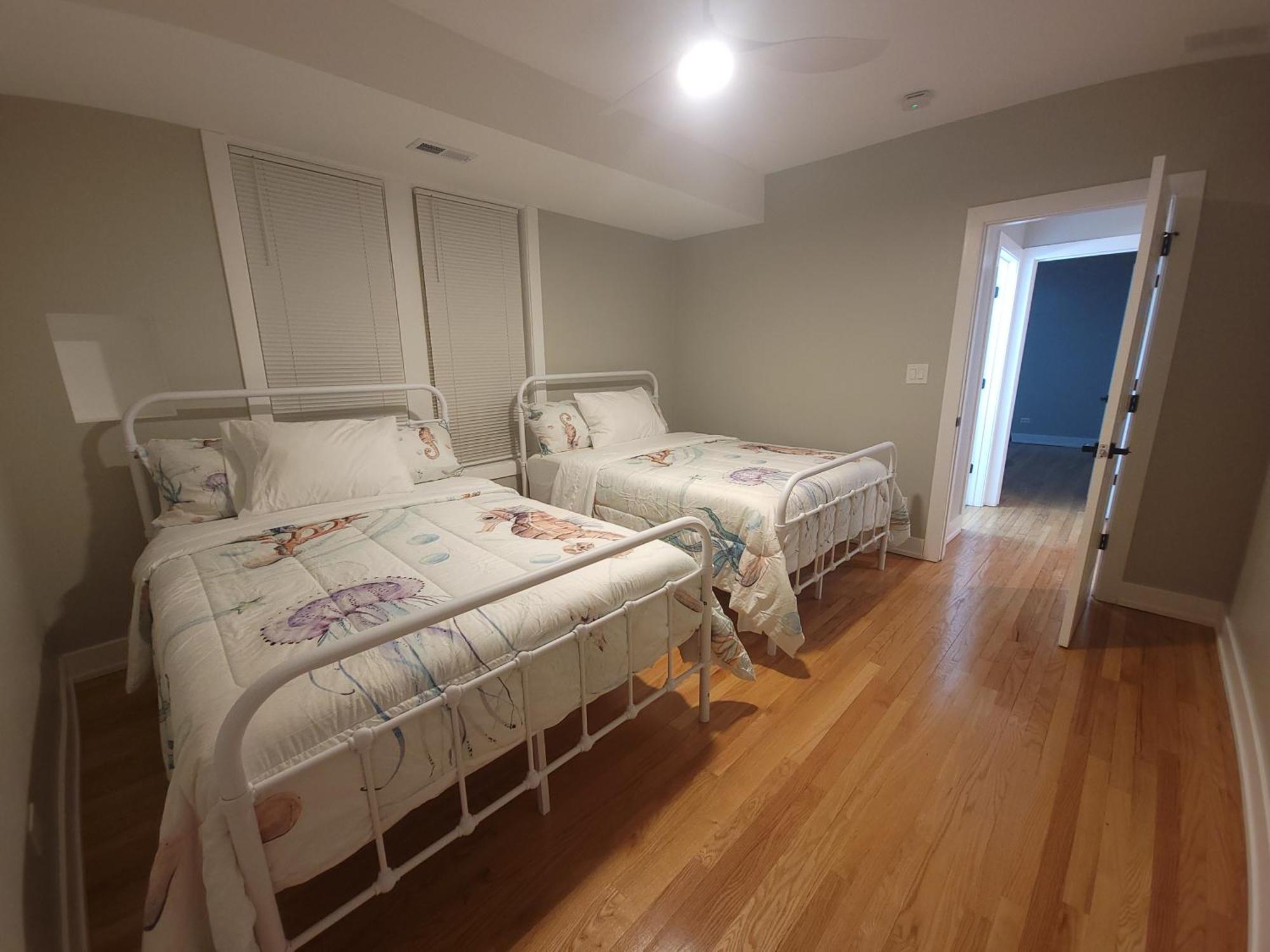 Beautiful 4 Bedroom 2 Bathroom Near Everything * Chicago