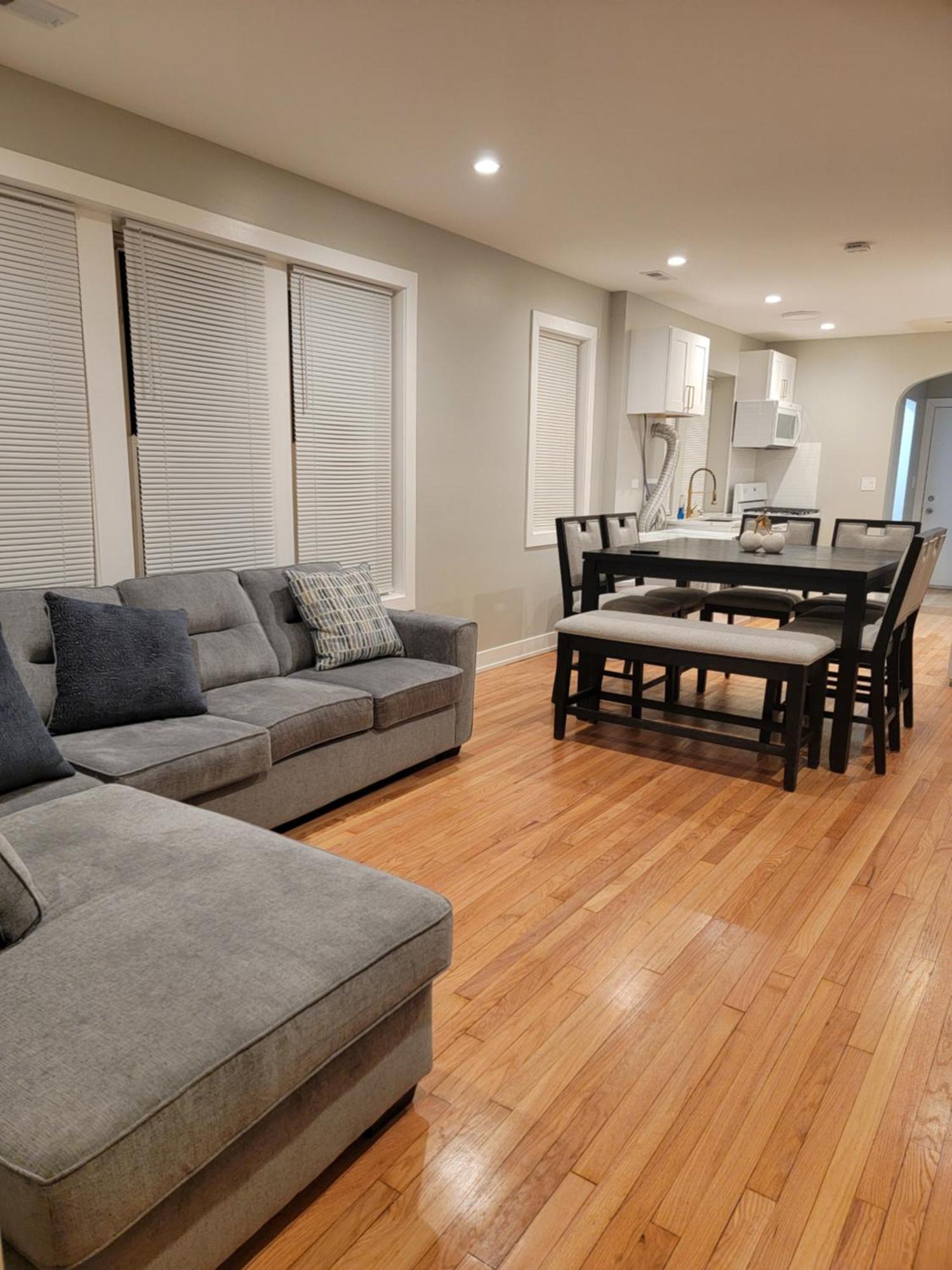 Beautiful 4 Bedroom 2 Bathroom Near Everything *