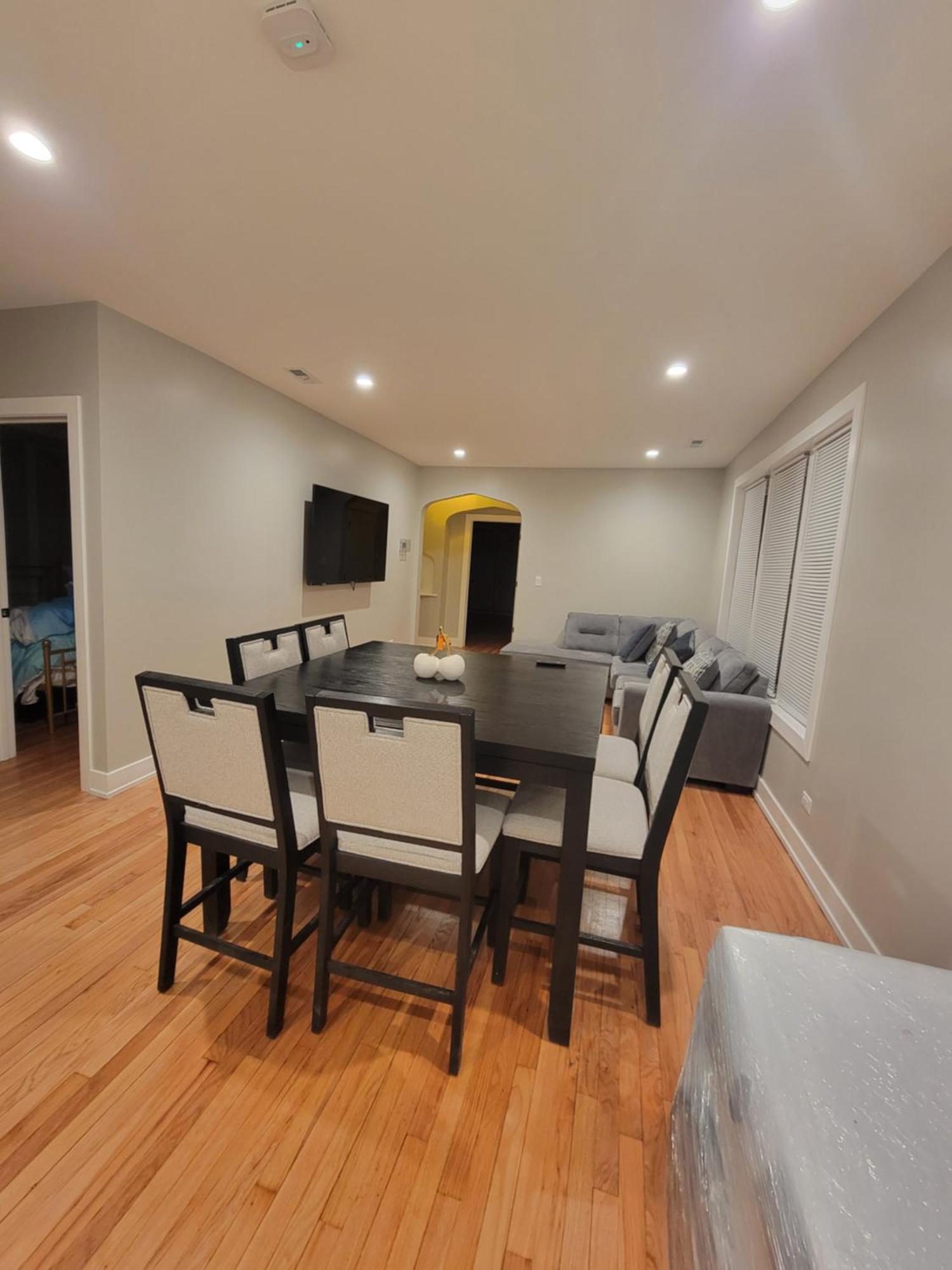 Beautiful 4 Bedroom 2 Bathroom Near Everything Apartment