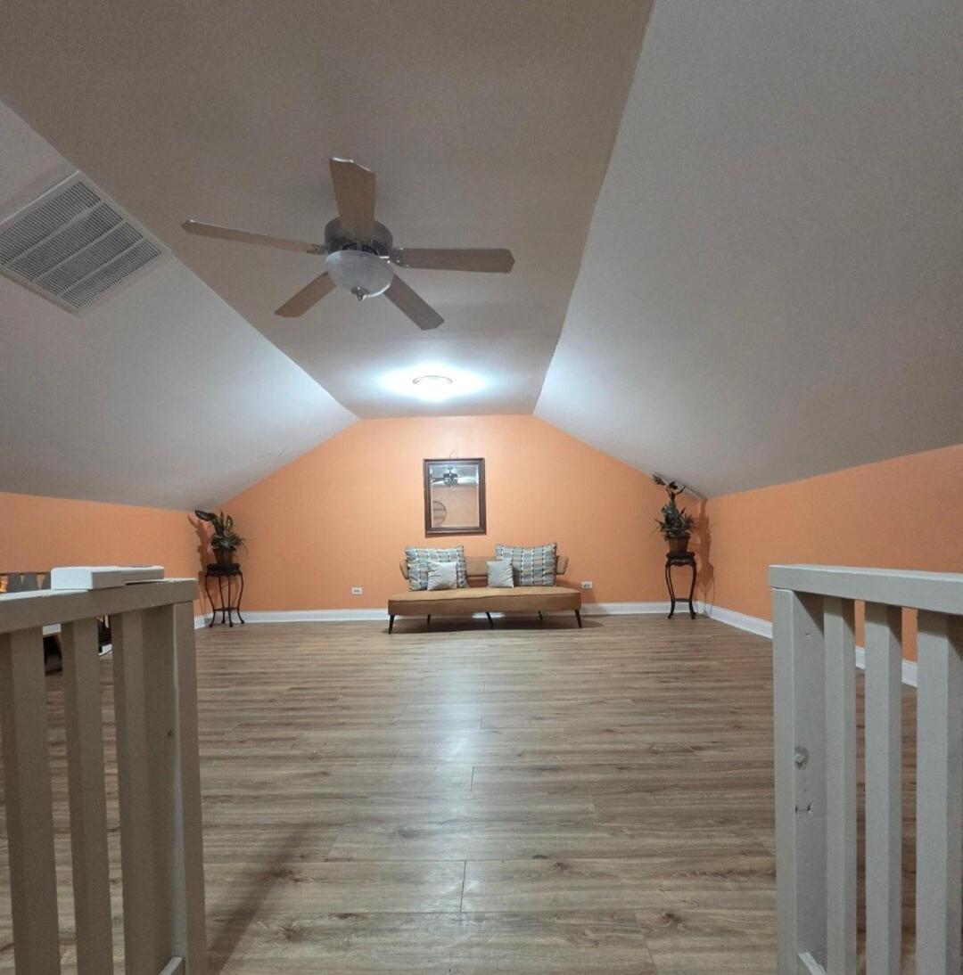 Apartment A Cozy Escape Spacious 3-bedroom With Extra Relaxing Area Chicago