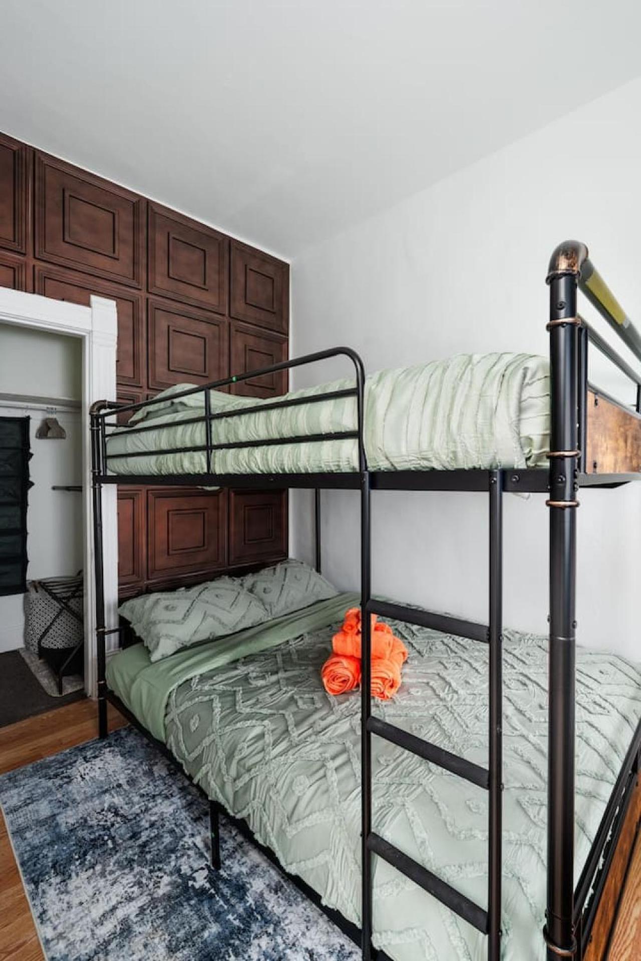 Dwntn 10mins And Sleeps 10 In Vintage And Free Parking Apartment *