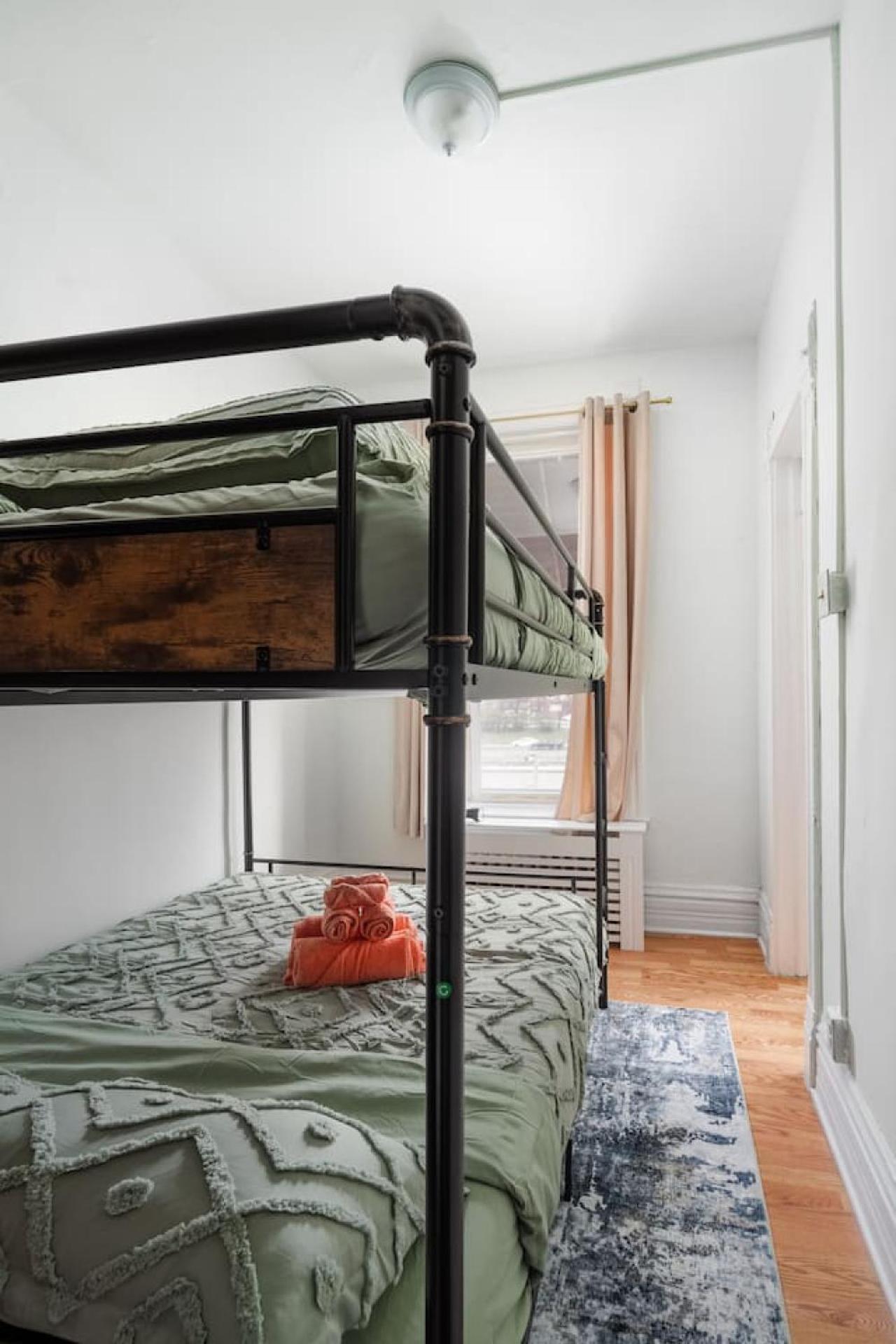 Dwntn 10mins And Sleeps 10 In Vintage And Free Parking *