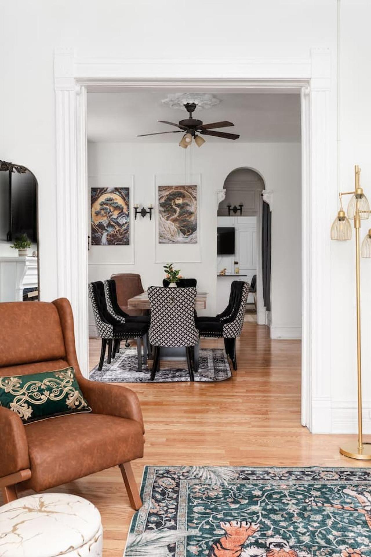Apartment Dwntn 10mins And Sleeps 10 In Vintage And Free Parking