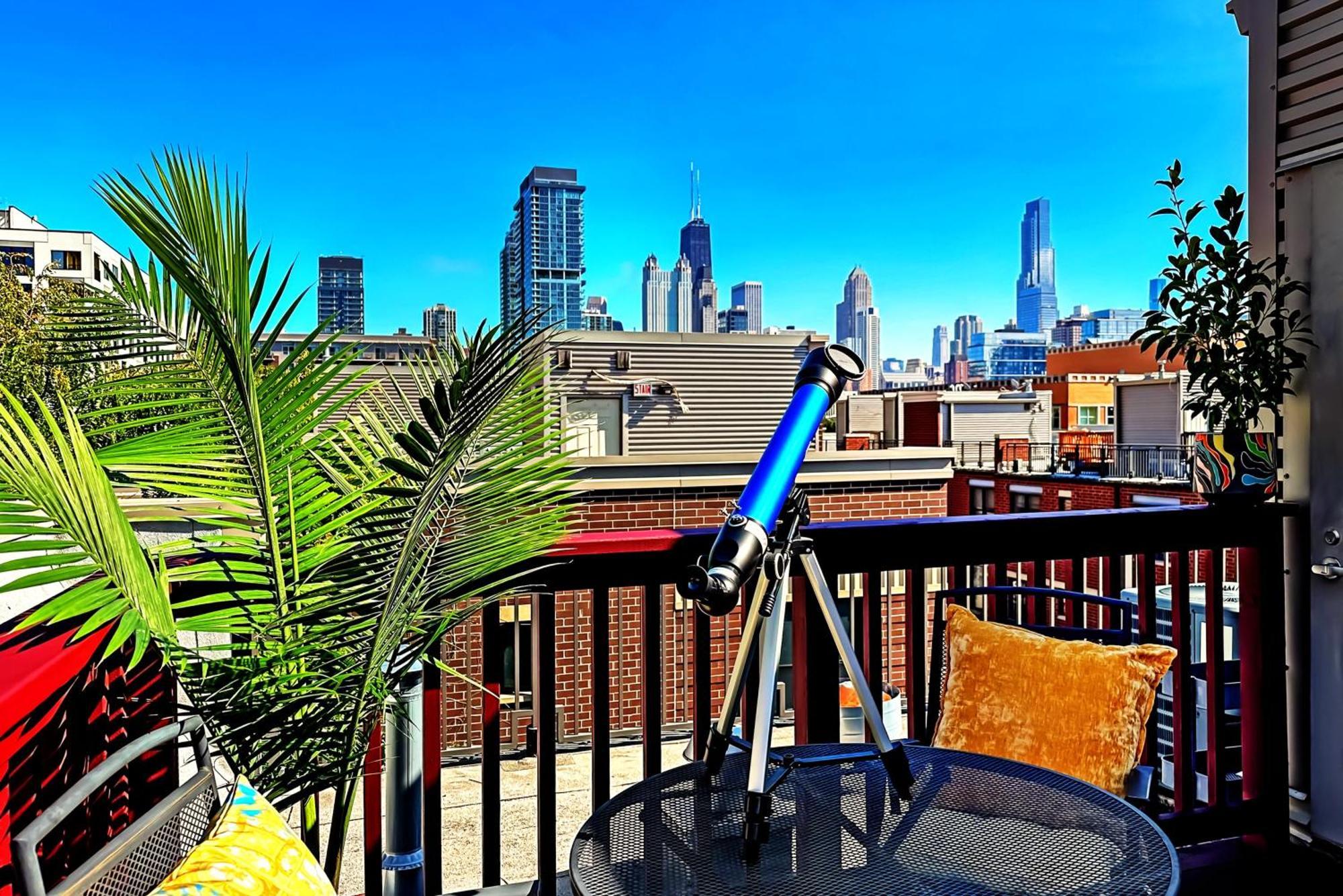 Holiday home Art Downtown Fulton Market Entire 3 Bedroom Sleep10 Private Garage Roof Ev Tesla *