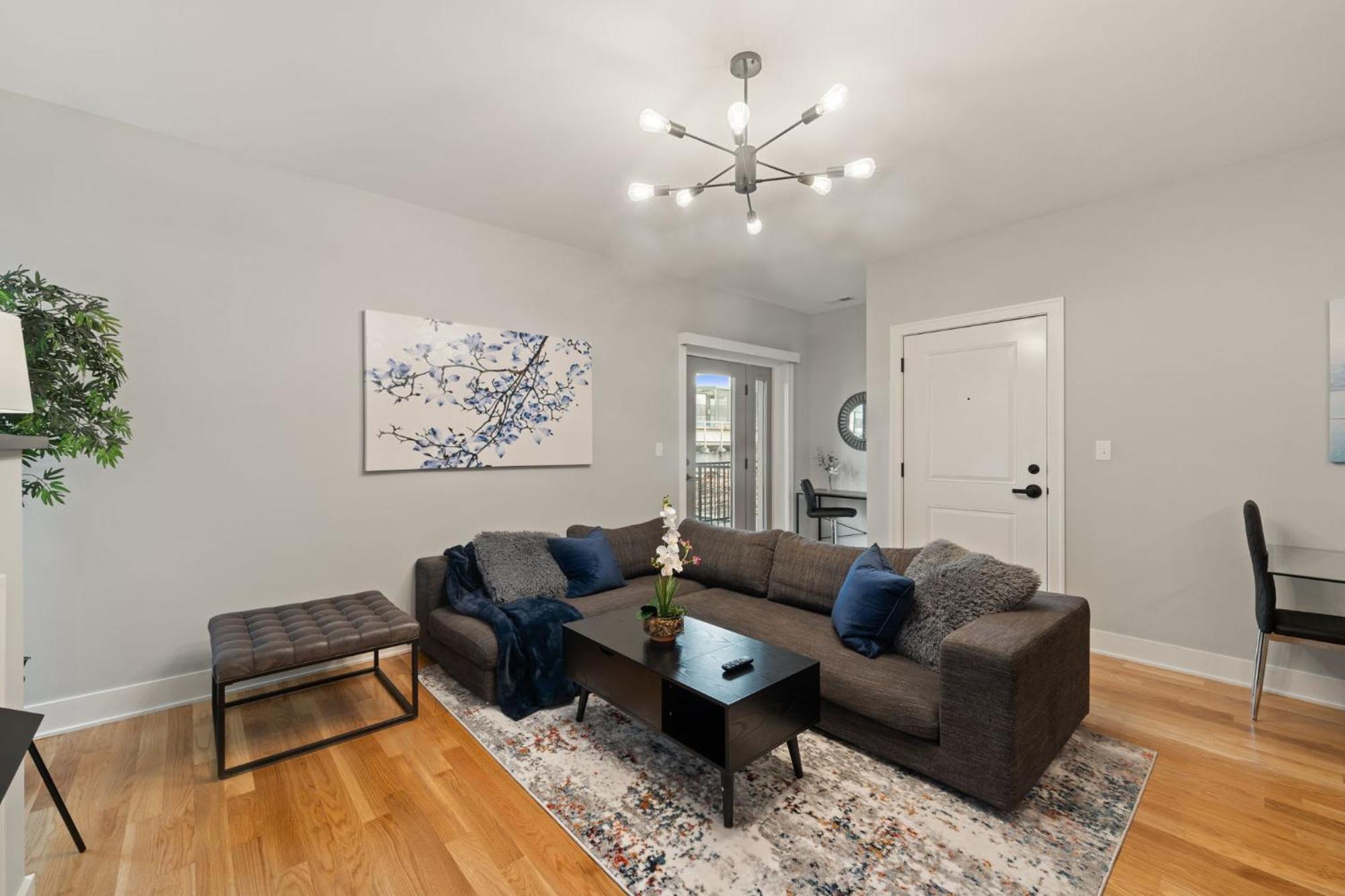 3 Bed 2 Bath Retreat W Balcony & Parking Appartement *