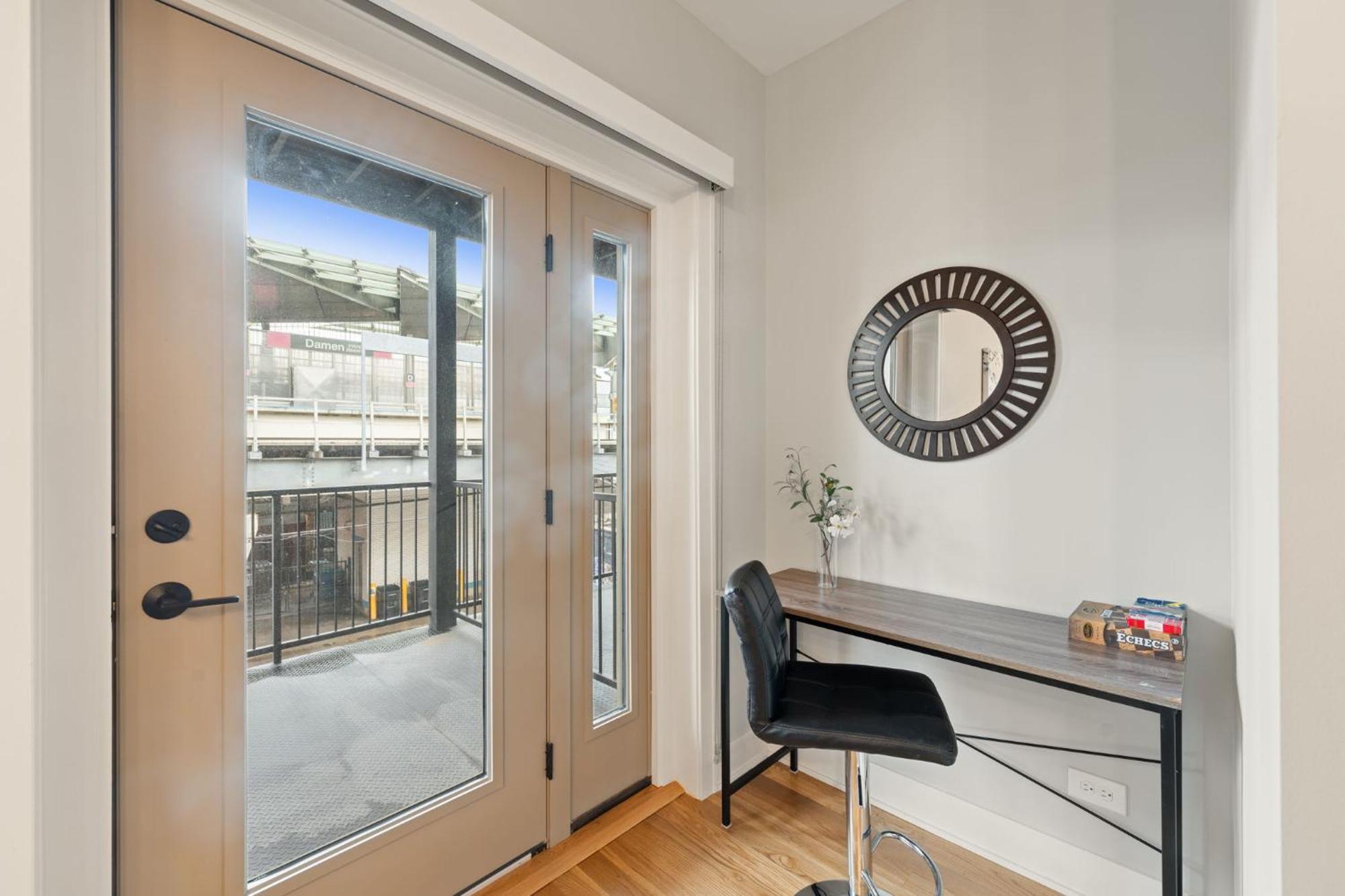 3 Bed 2 Bath Retreat W Balcony & Parking Appartement *