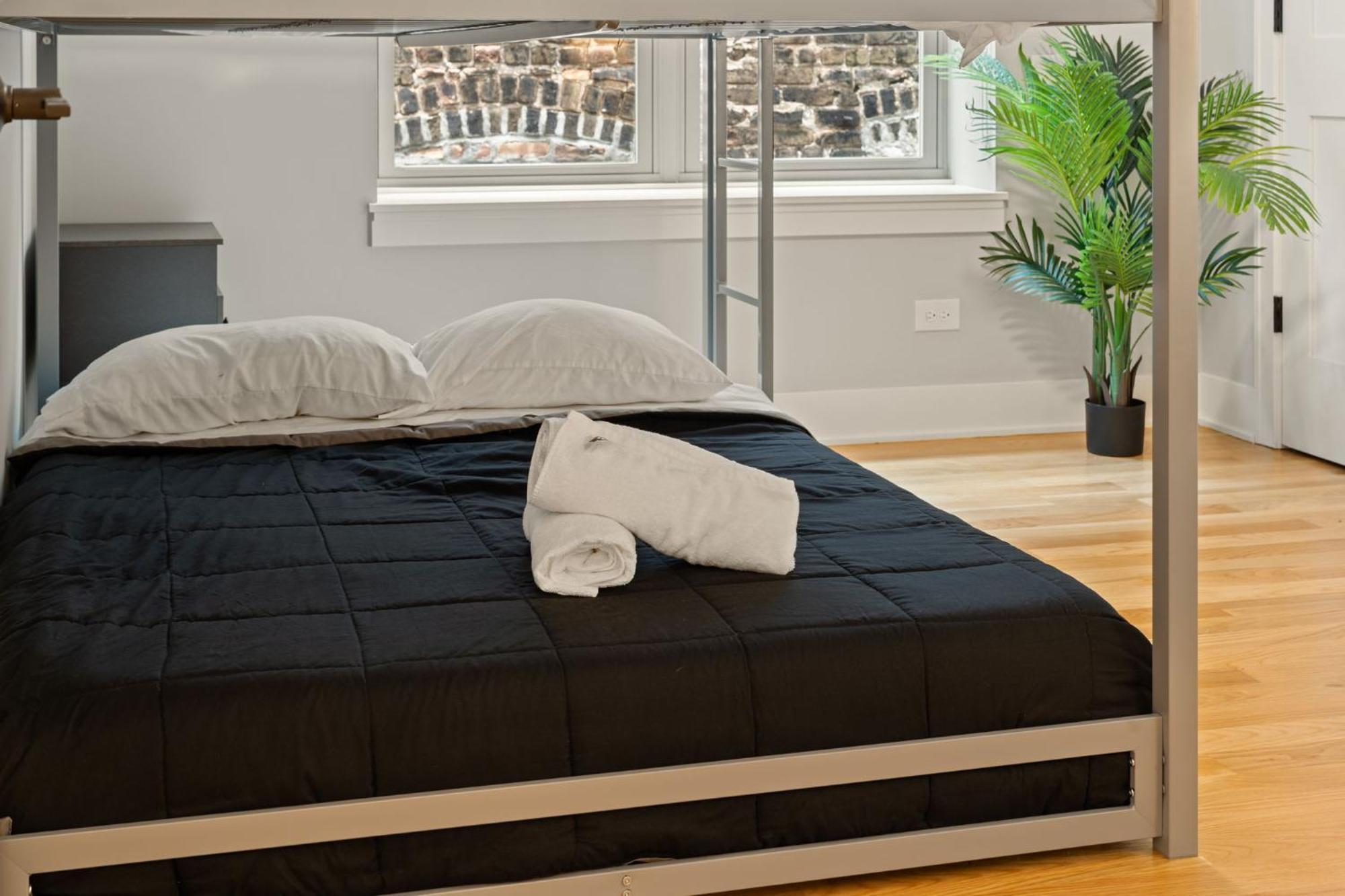 3 Bed 2 Bath Retreat W Balcony & Parking Appartement *