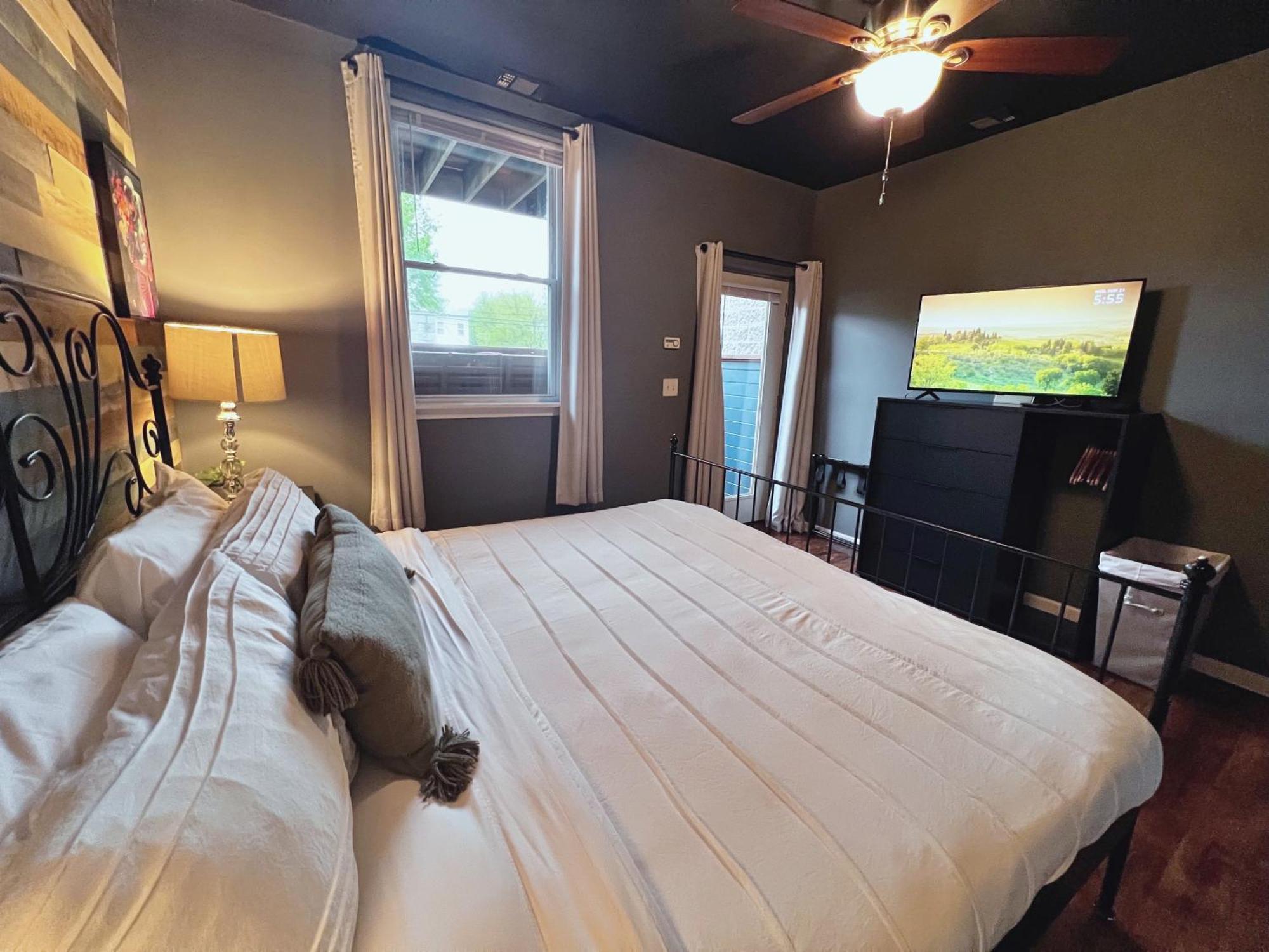 The Banksy-free Parking -4 Bedroom W King Bed- Firepit Rooftop Near United Center Apartment