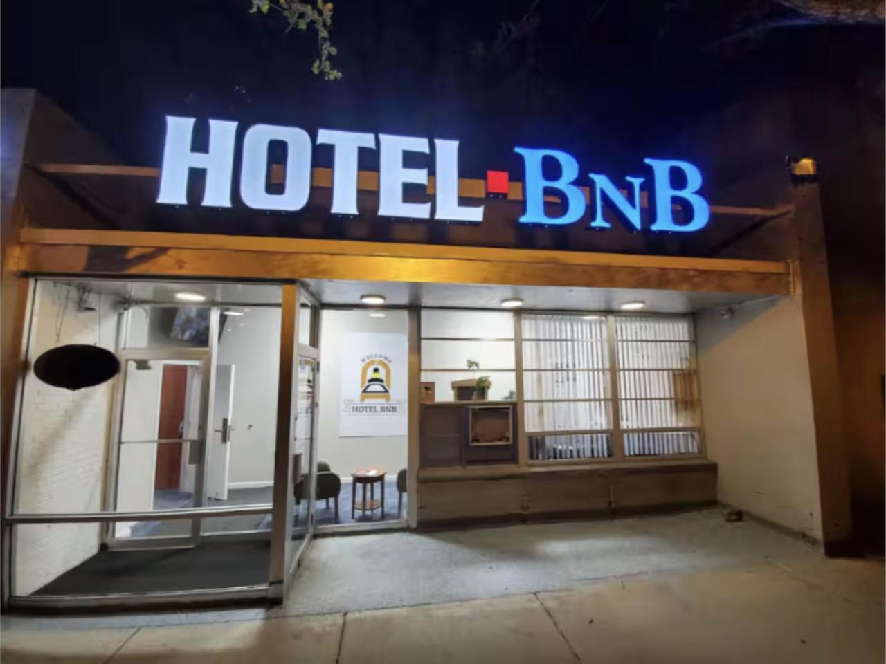 Hotel Budget-friendly And Free Coffee Downtown Chicago