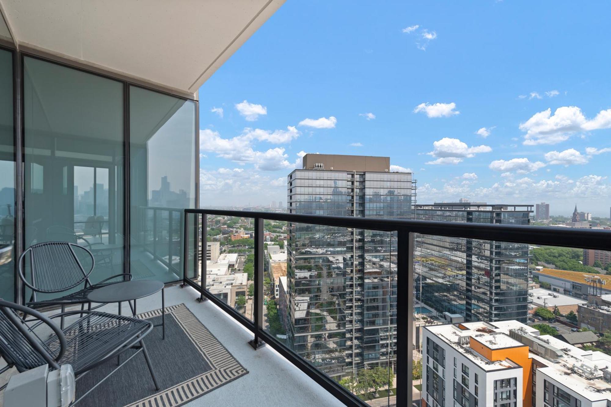 Foundry Unmatched Skyline Views At Lincoln Park Apartment *