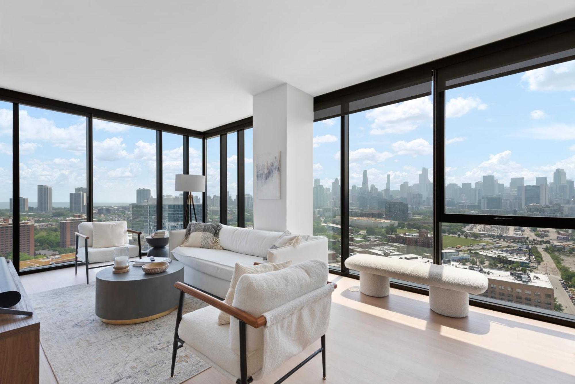 Foundry Unmatched Skyline Views At Lincoln Park Apartment *