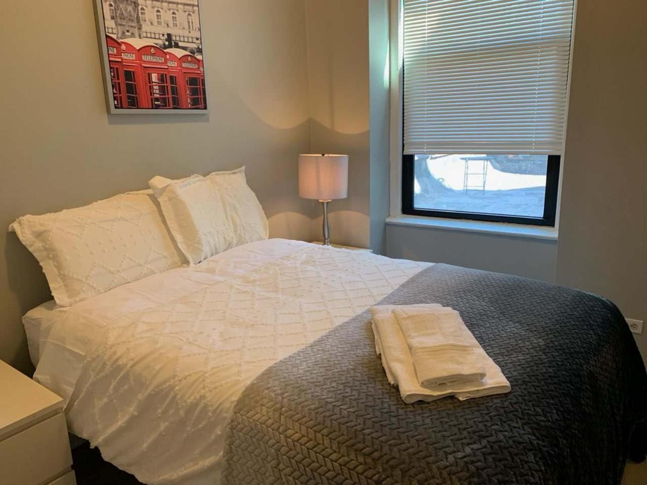 South Loop 2 Bedroom Apartment *