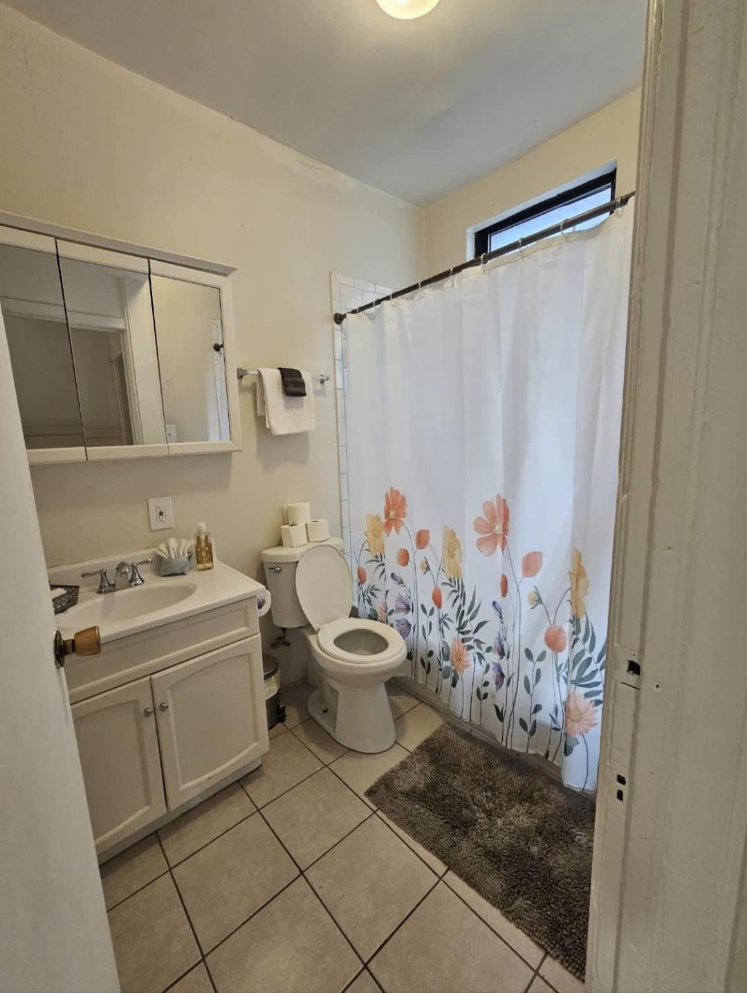 3 Bedroomin The Medical Center Apartment