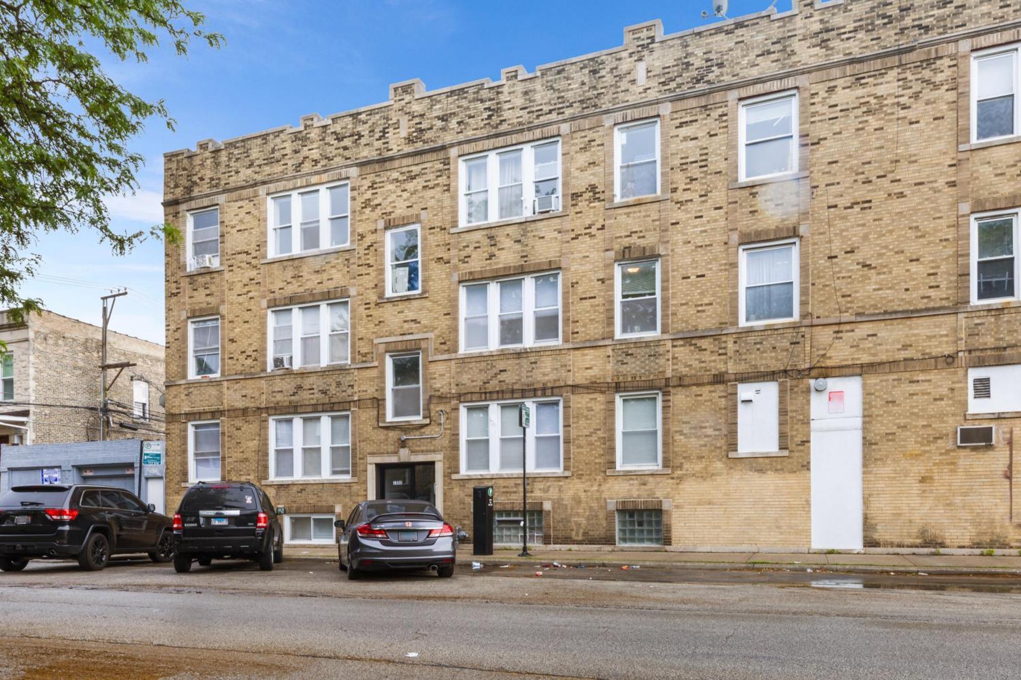 Stylish Humboldt Park Retreat - Walk To Parks & Easy Transit!