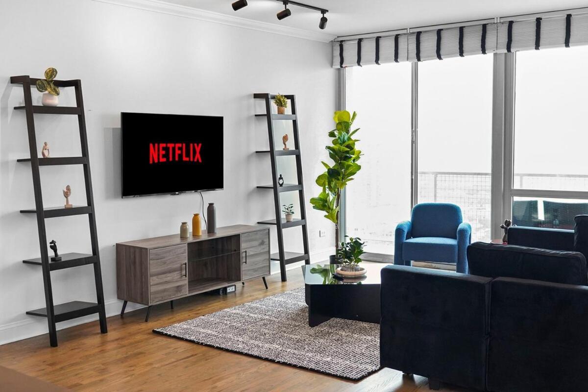 Luxury 1br Michigan Near Mccormick Parking Apartment