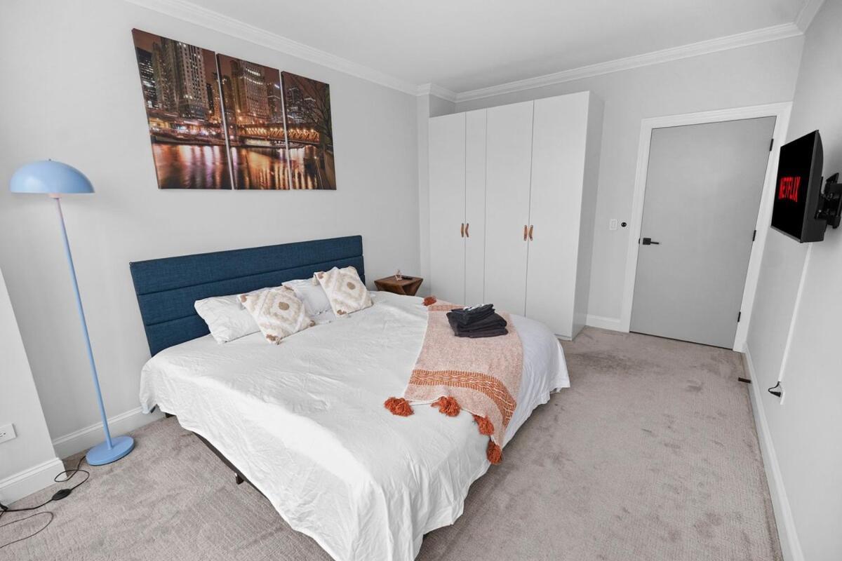 Apartment Luxury 1br Michigan Near Mccormick Parking