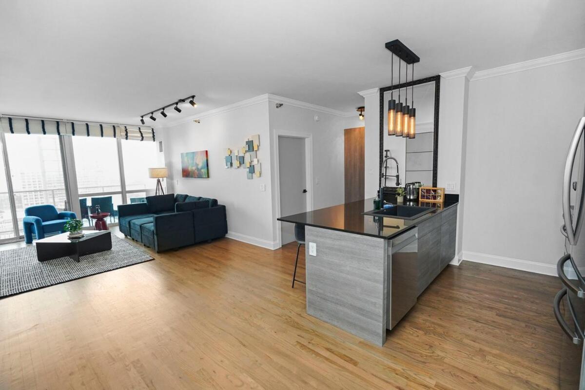 Luxury 1br Michigan Near Mccormick Parking