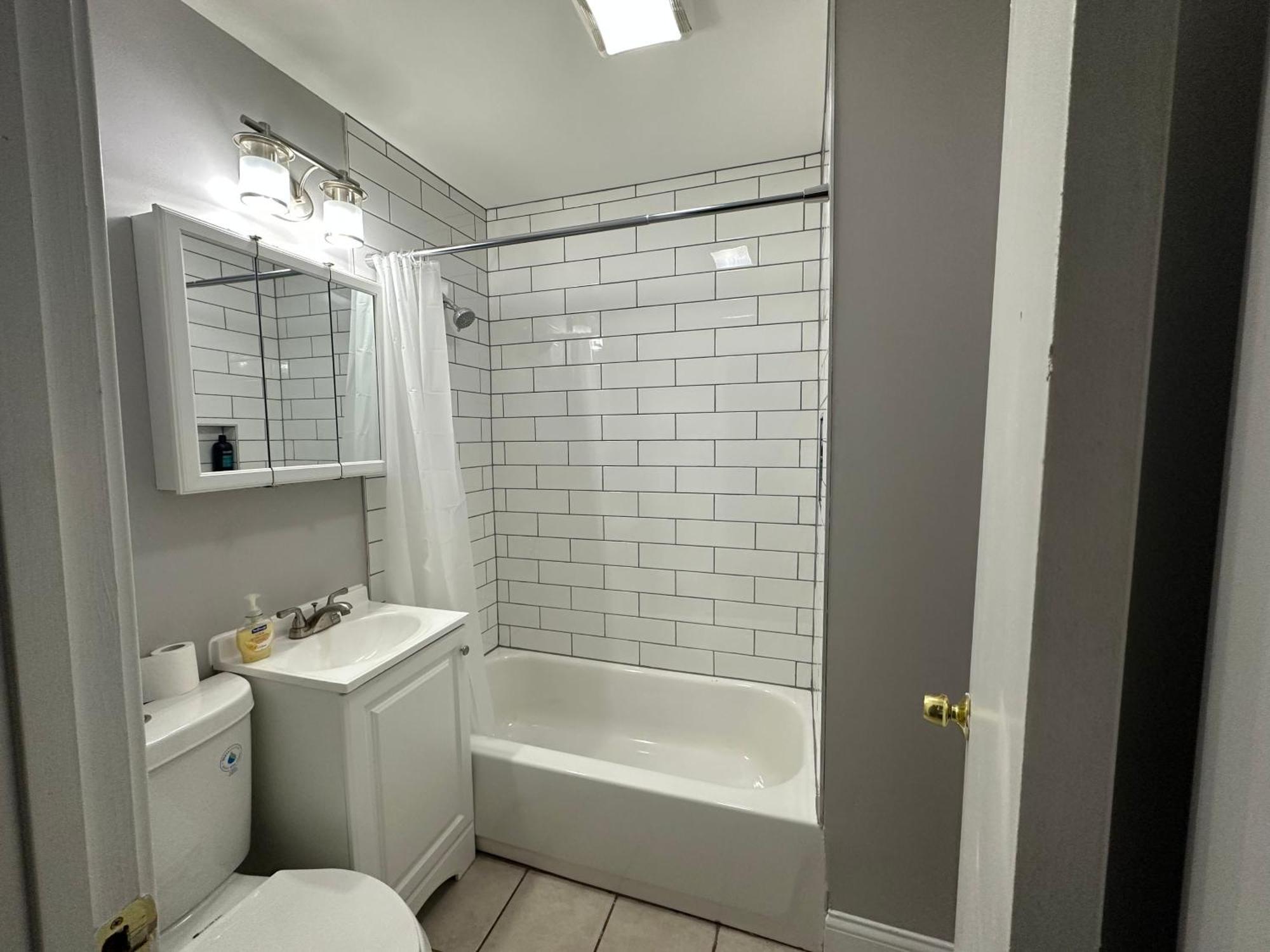 Fantastic Place Near Downtown - Free Parking Homestay *
