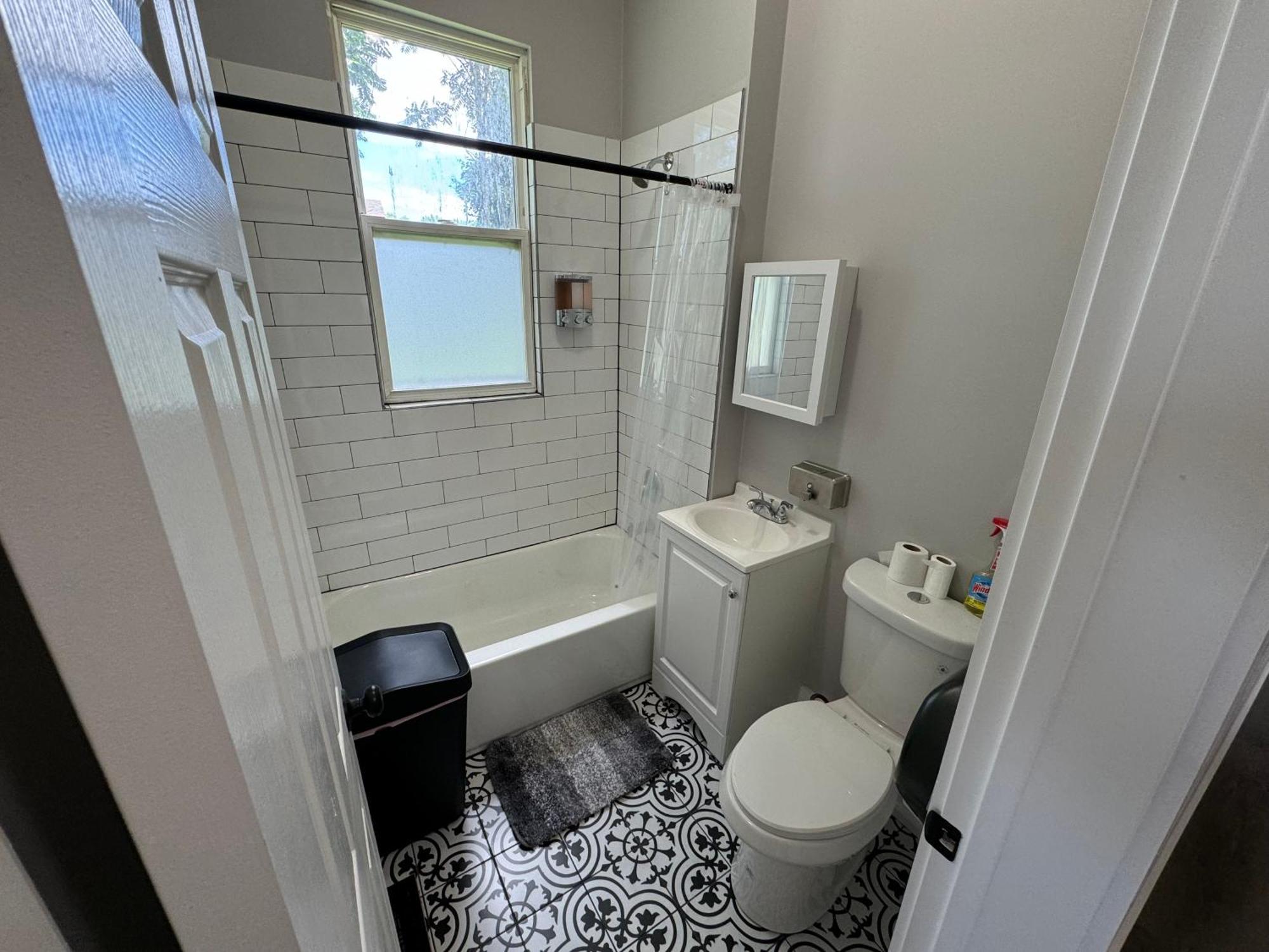 Homestay Beautiful Near Downtwon - Free Parking! *