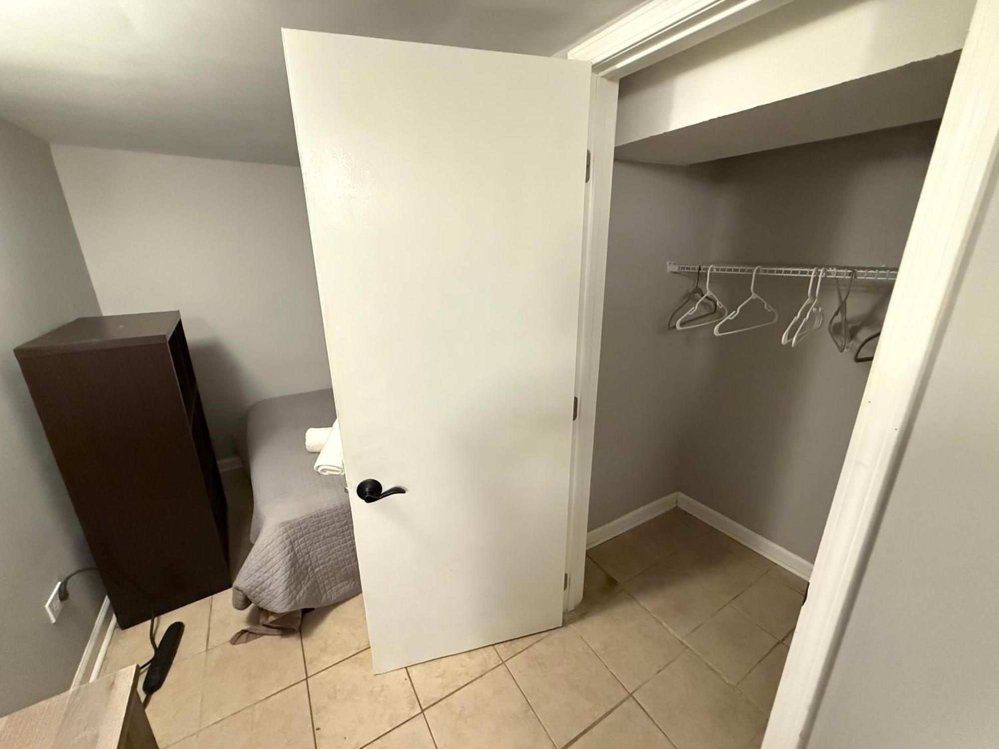 Close To Downtown - Free Parking Homestay