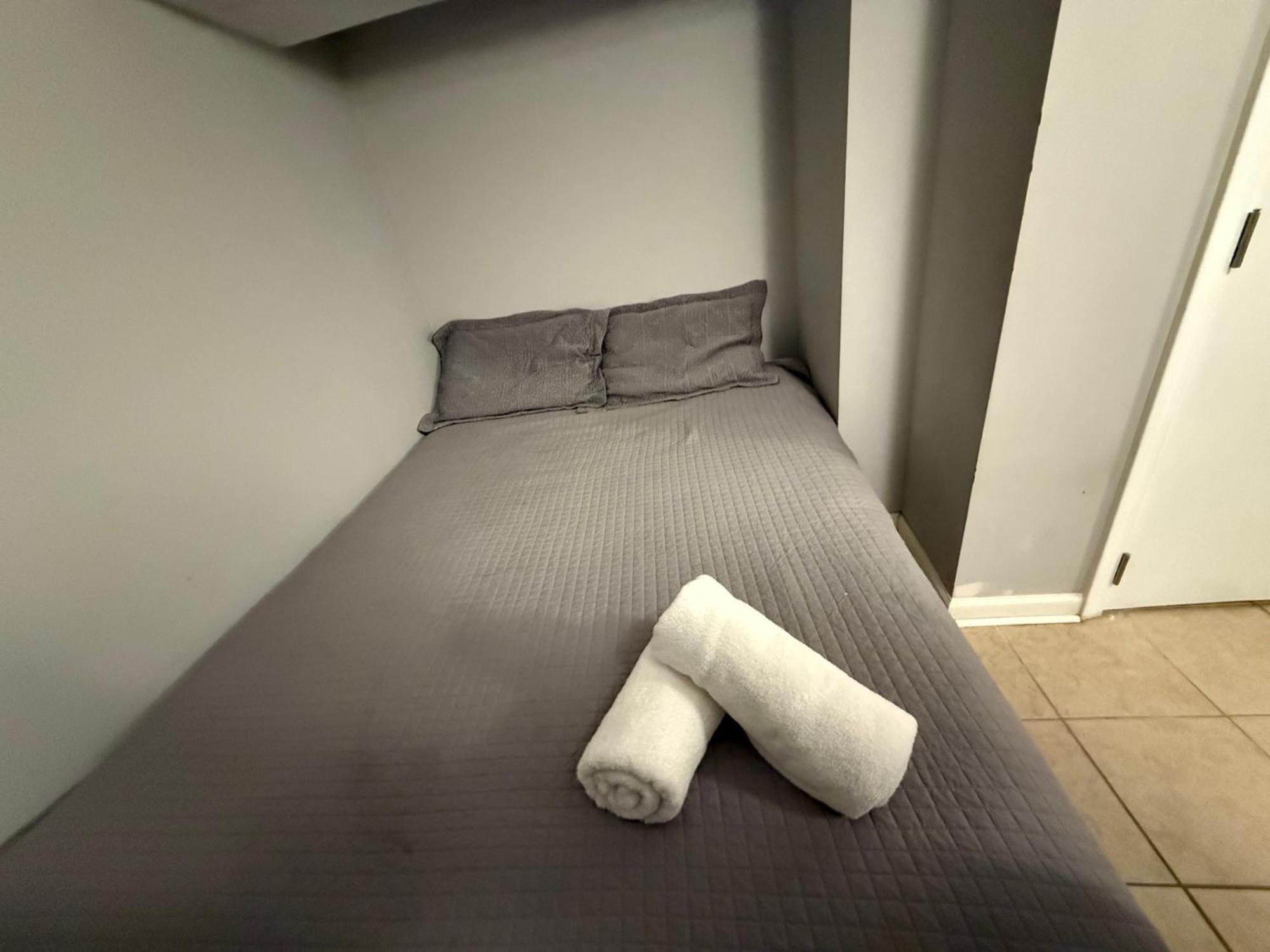 Close To Downtown - Free Parking Homestay *