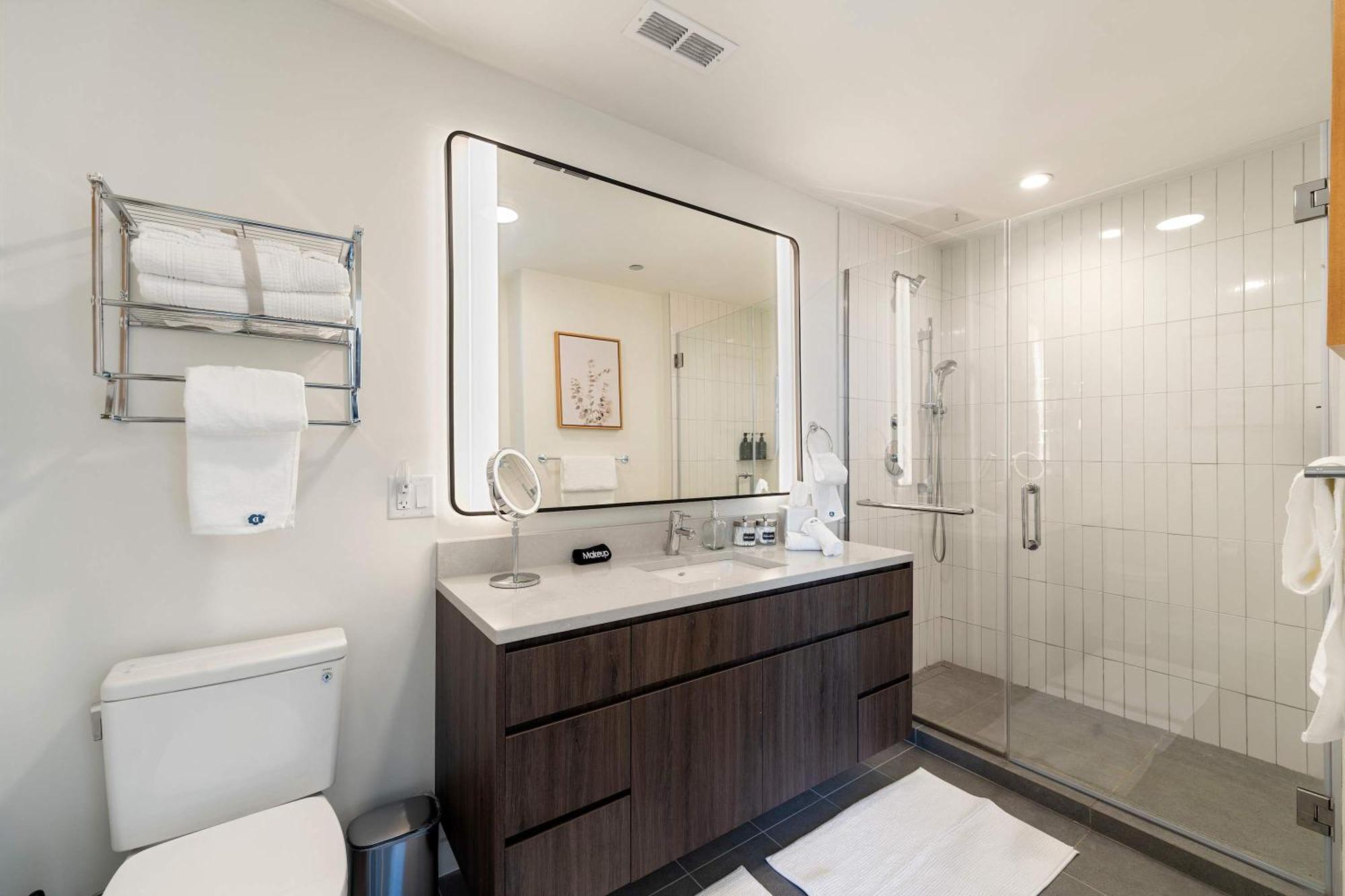 Luxury 2bd-2ba View-gym-rooftop Apartment