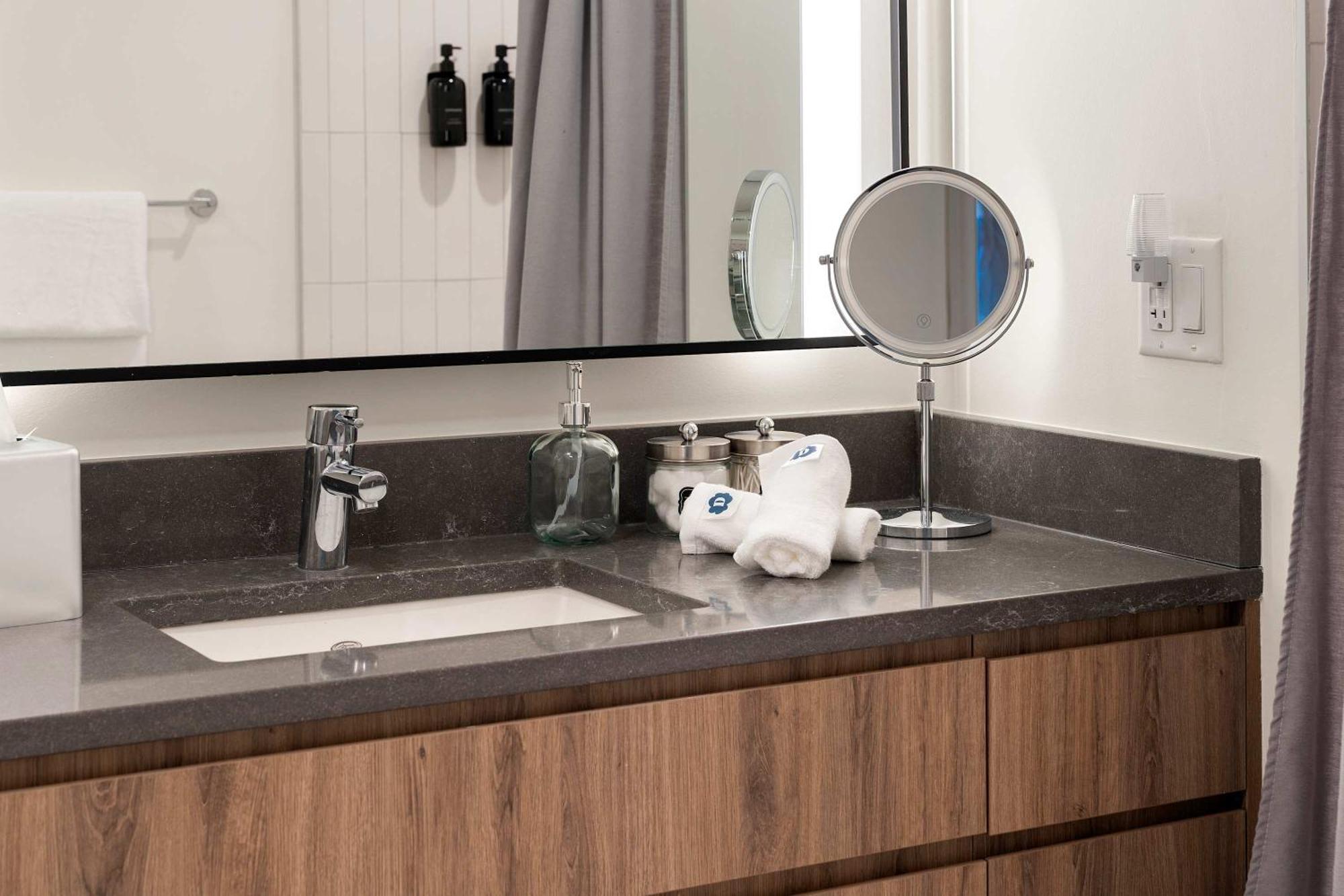 Luxury 2bd-2ba View-gym-rooftop *