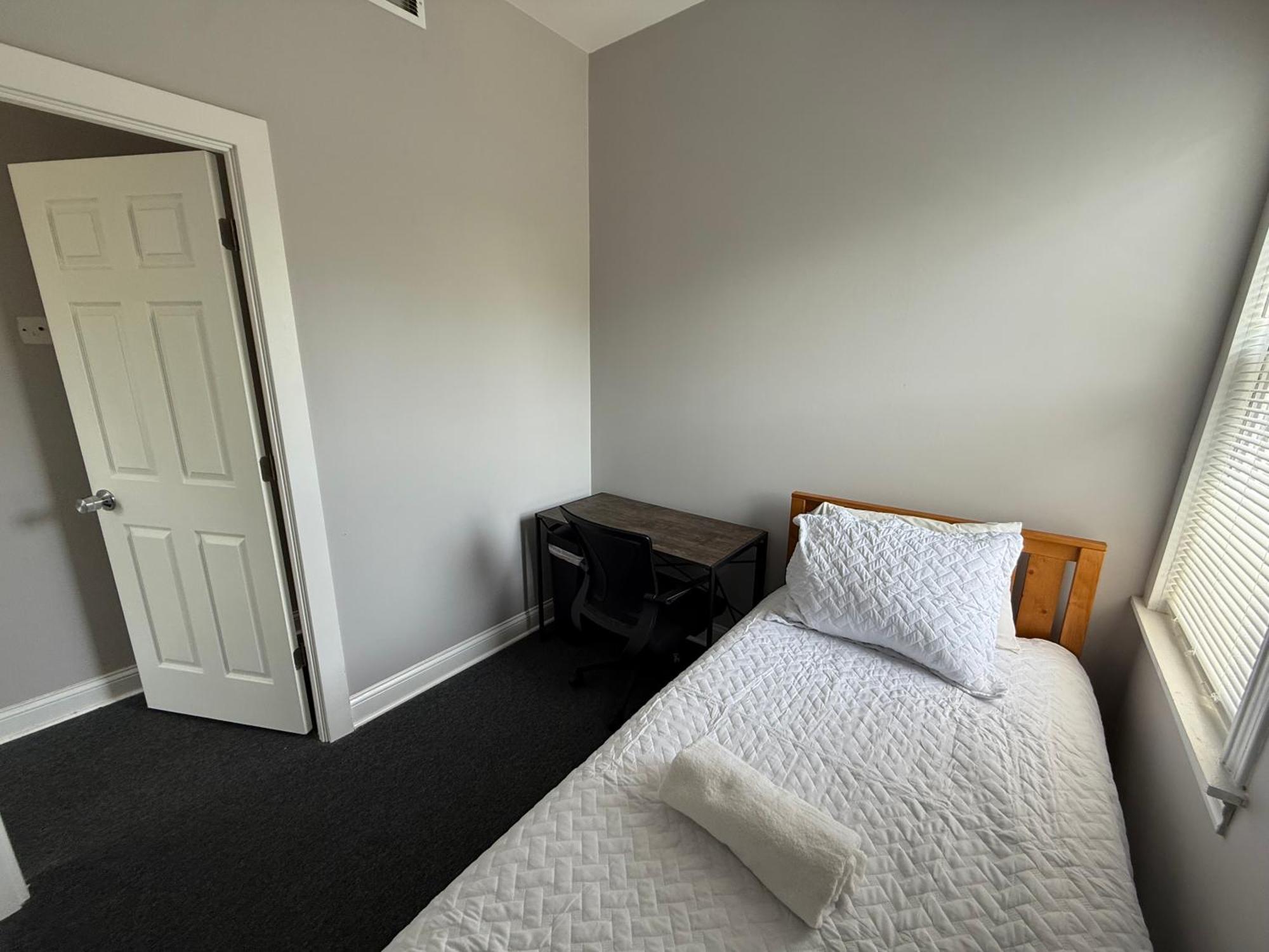 Fantastic Place Near Downtown - Free Parking Homestay Chicago