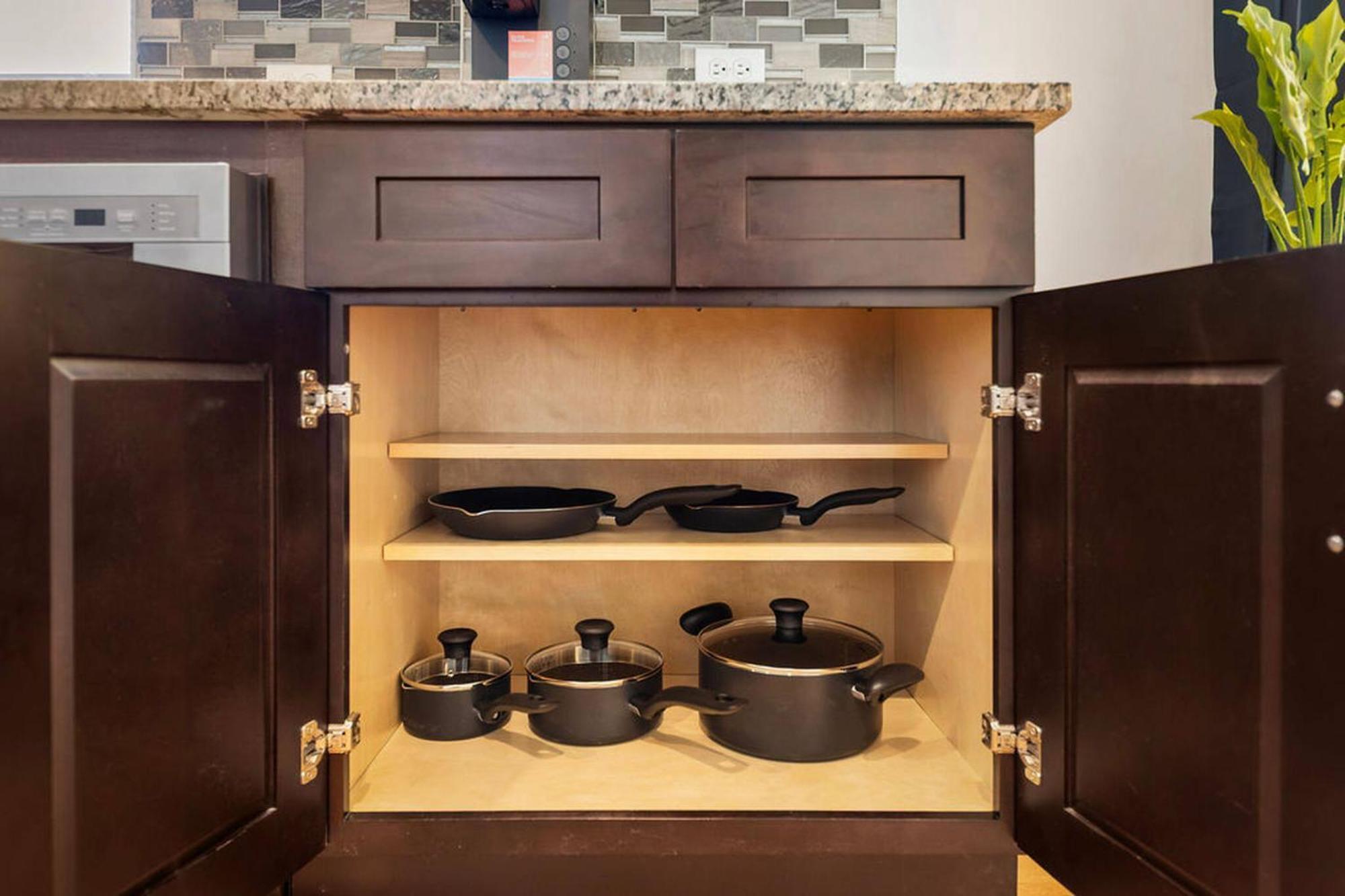 The Bucklogan Nest | Sleeps 6 | Walk To Blue Line Apartment Chicago