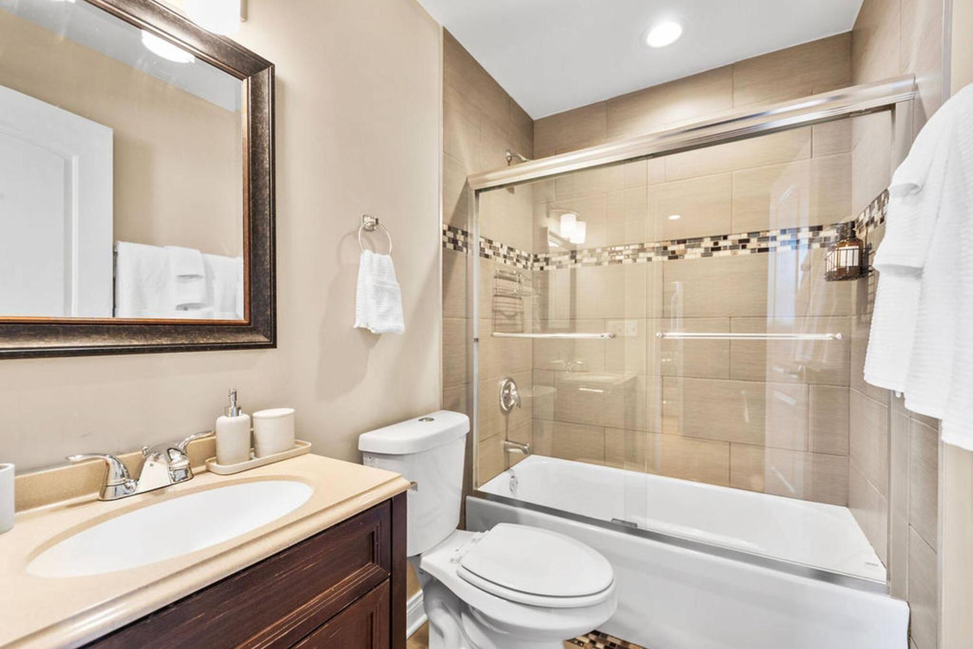 Apartment The Bucklogan Nest | Sleeps 6 | Walk To Blue Line *