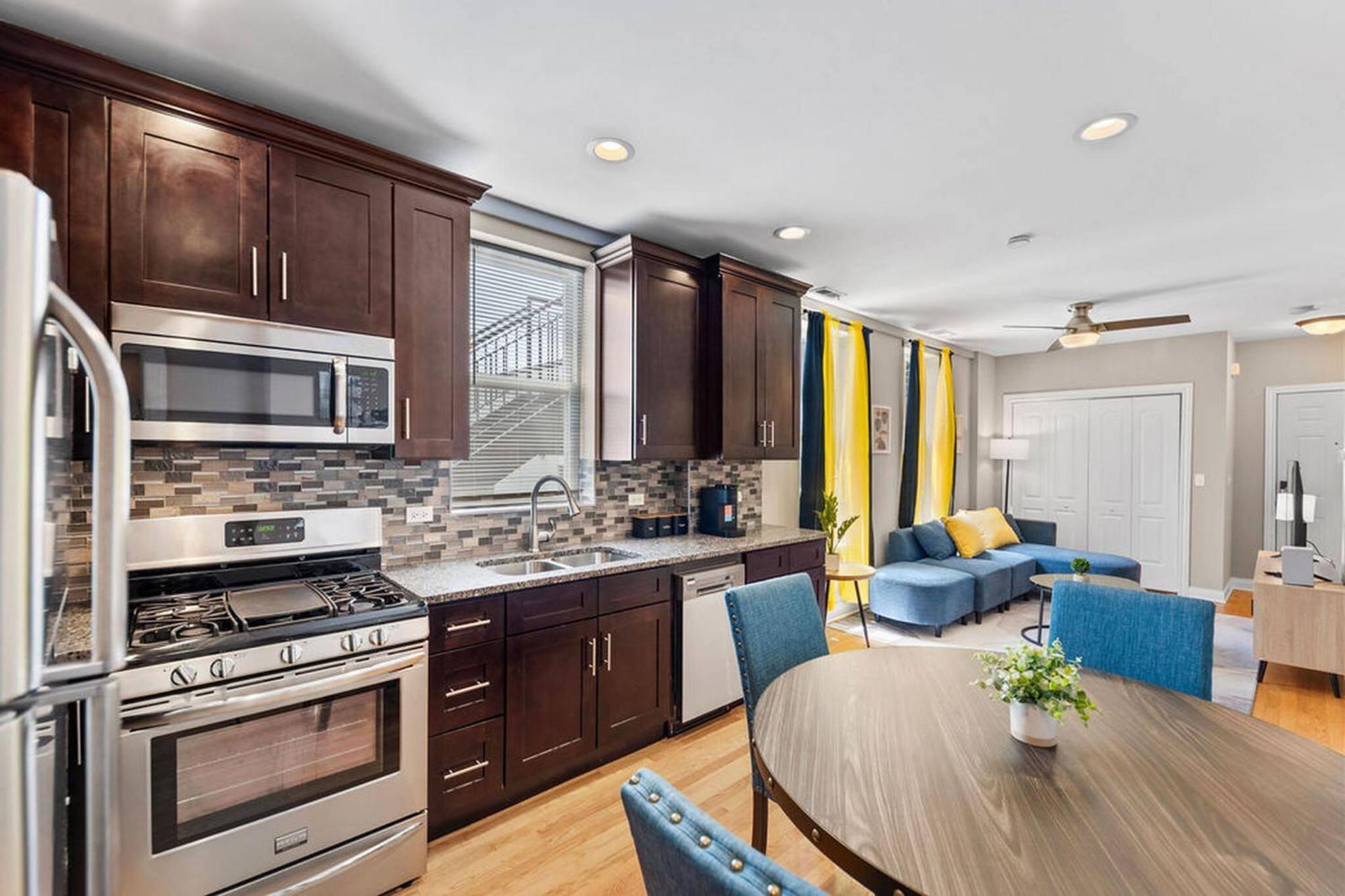 Apartment The Bucklogan Nest | Sleeps 6 | Walk To Blue Line Chicago