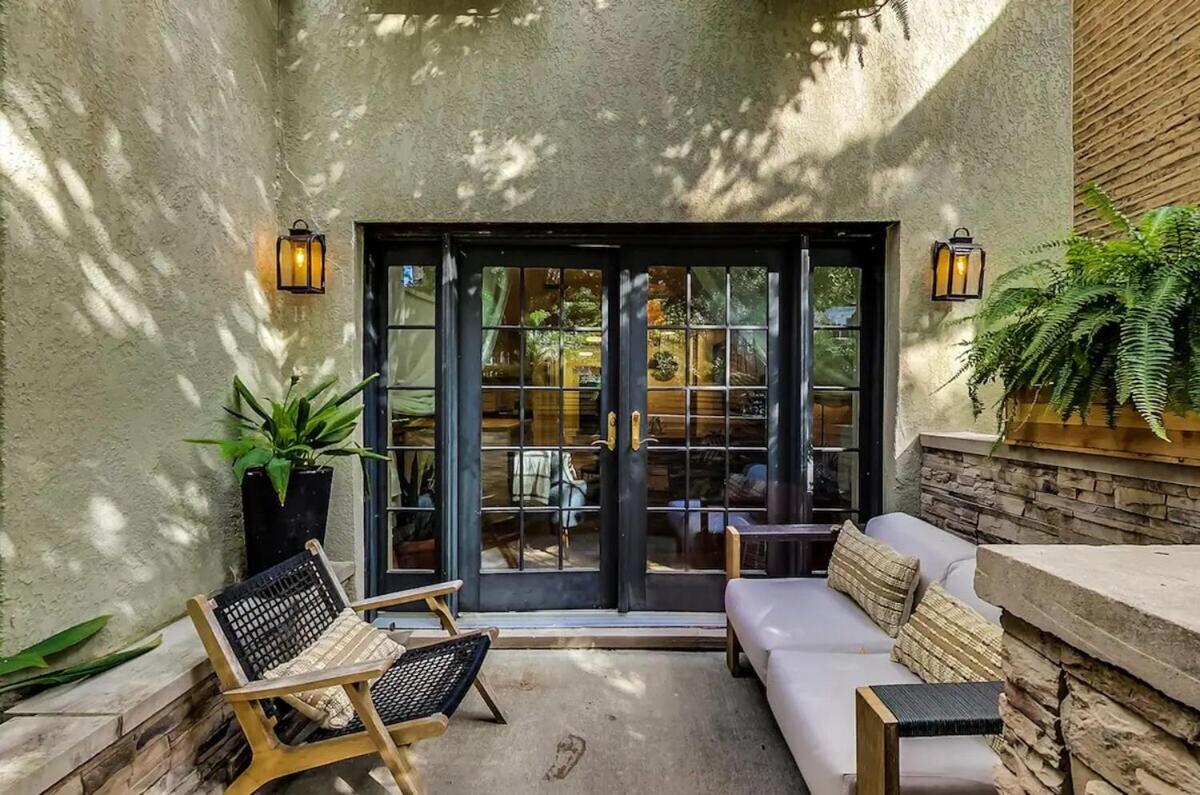 Charming Getaway With Patio * Chicago
