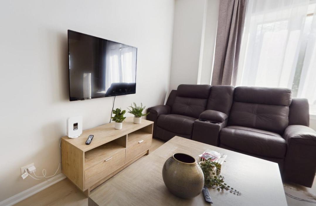 Trendy Loft In Southport Apartment