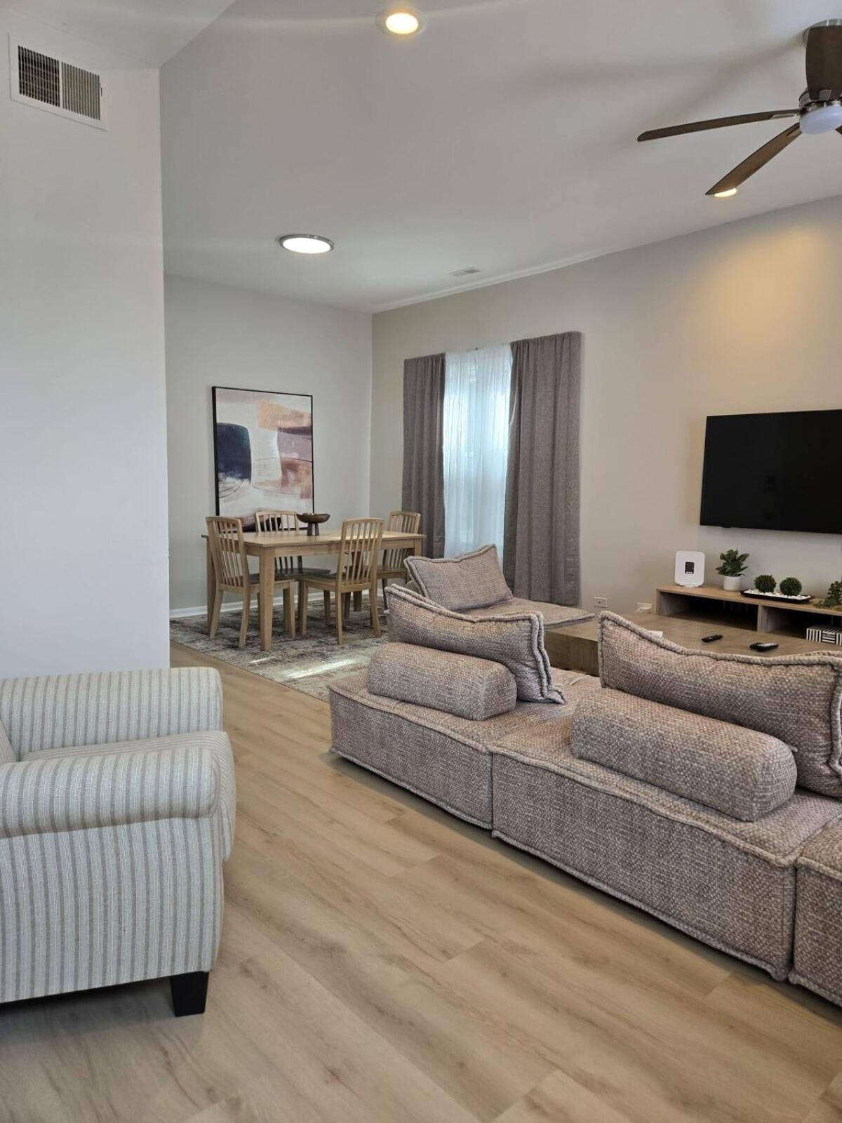 Trendy Loft In Southport Apartment *