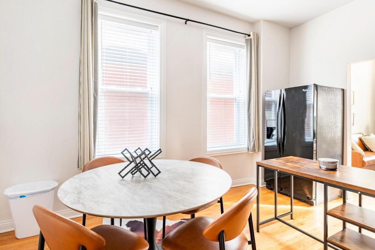 Cozy 2 Bedroom 1 Ba Flat Just 10 Mins From Downtown Chicago