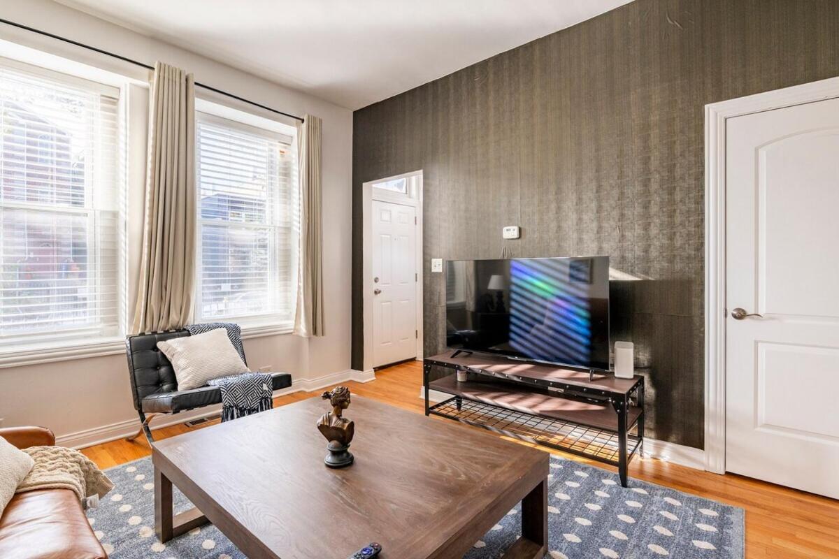 Cozy 2 Bedroom 1 Ba Flat Just 10 Mins From Downtown * Chicago