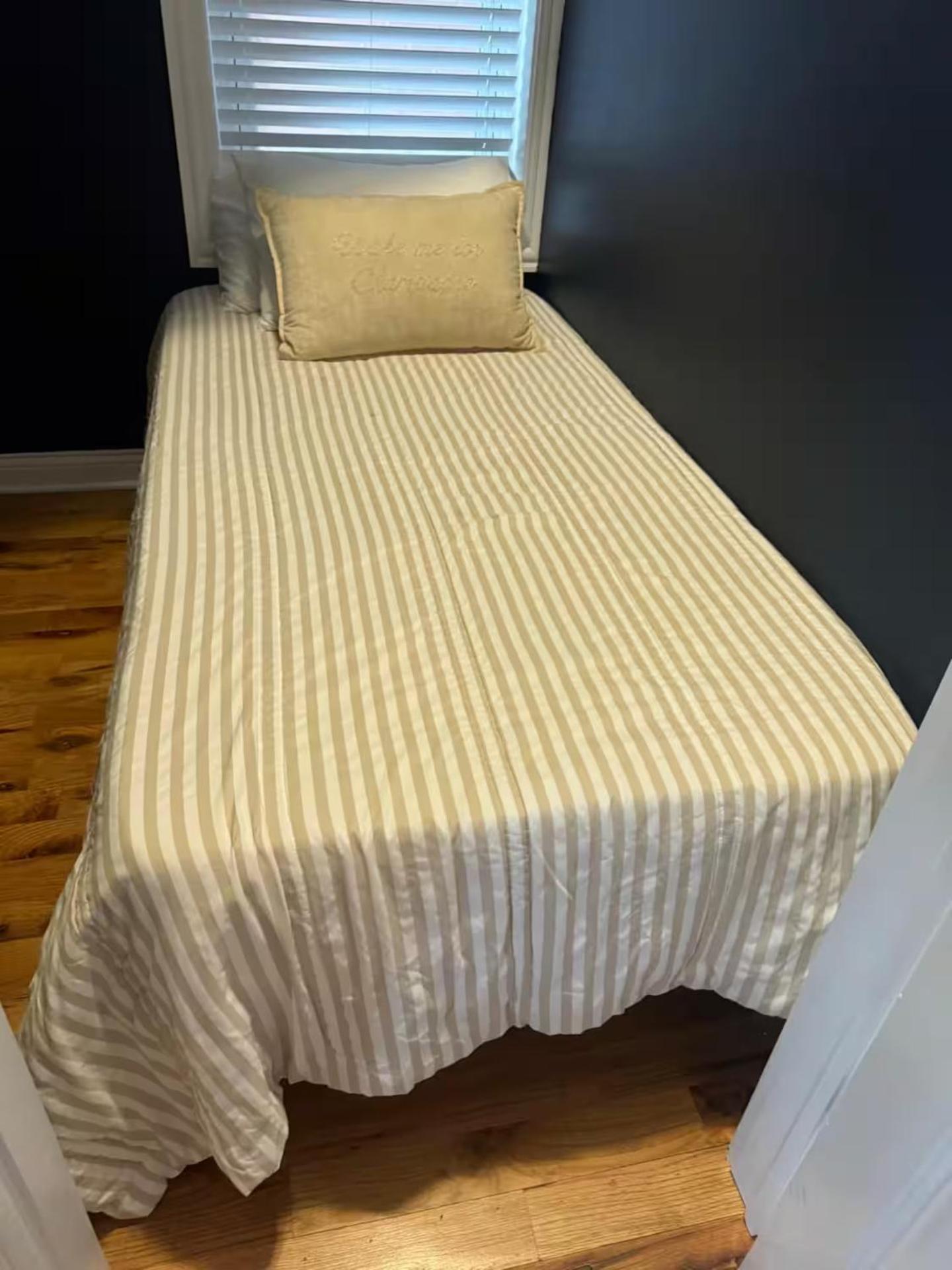 Cozy 2 Bedroom 1 Ba Flat Just 10 Mins From Downtown