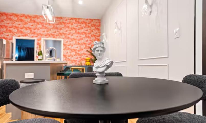 2 Bd 2 Ba Bucktown Safari Flat