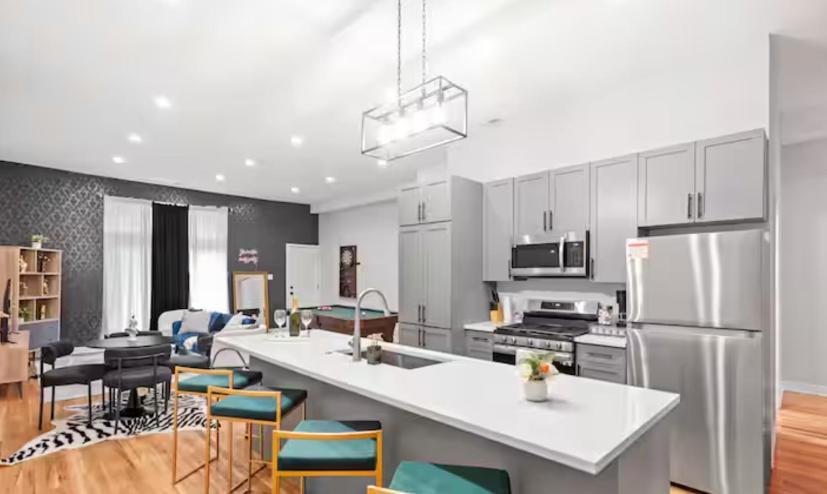2 Bd 2 Ba Bucktown Safari Flat *