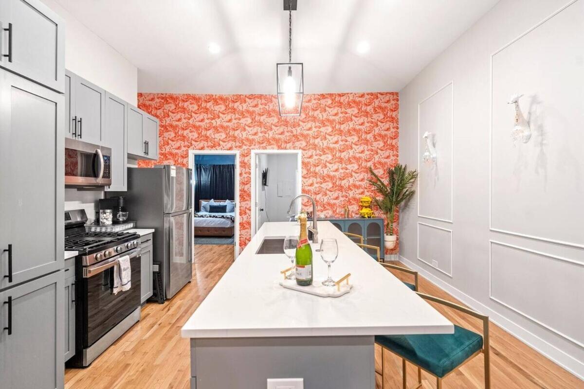 2 Bd 2 Ba Bucktown Safari Flat *