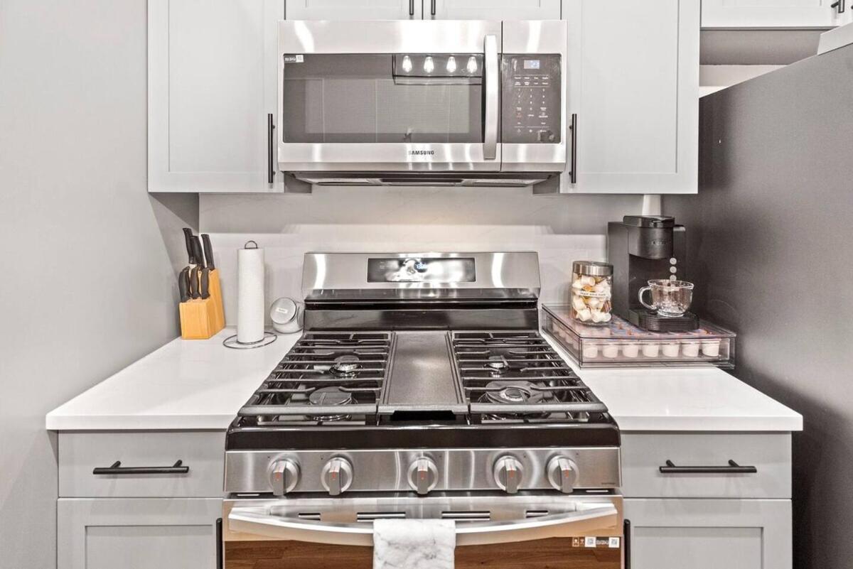 2 Bd 2 Ba Bucktown Safari Flat